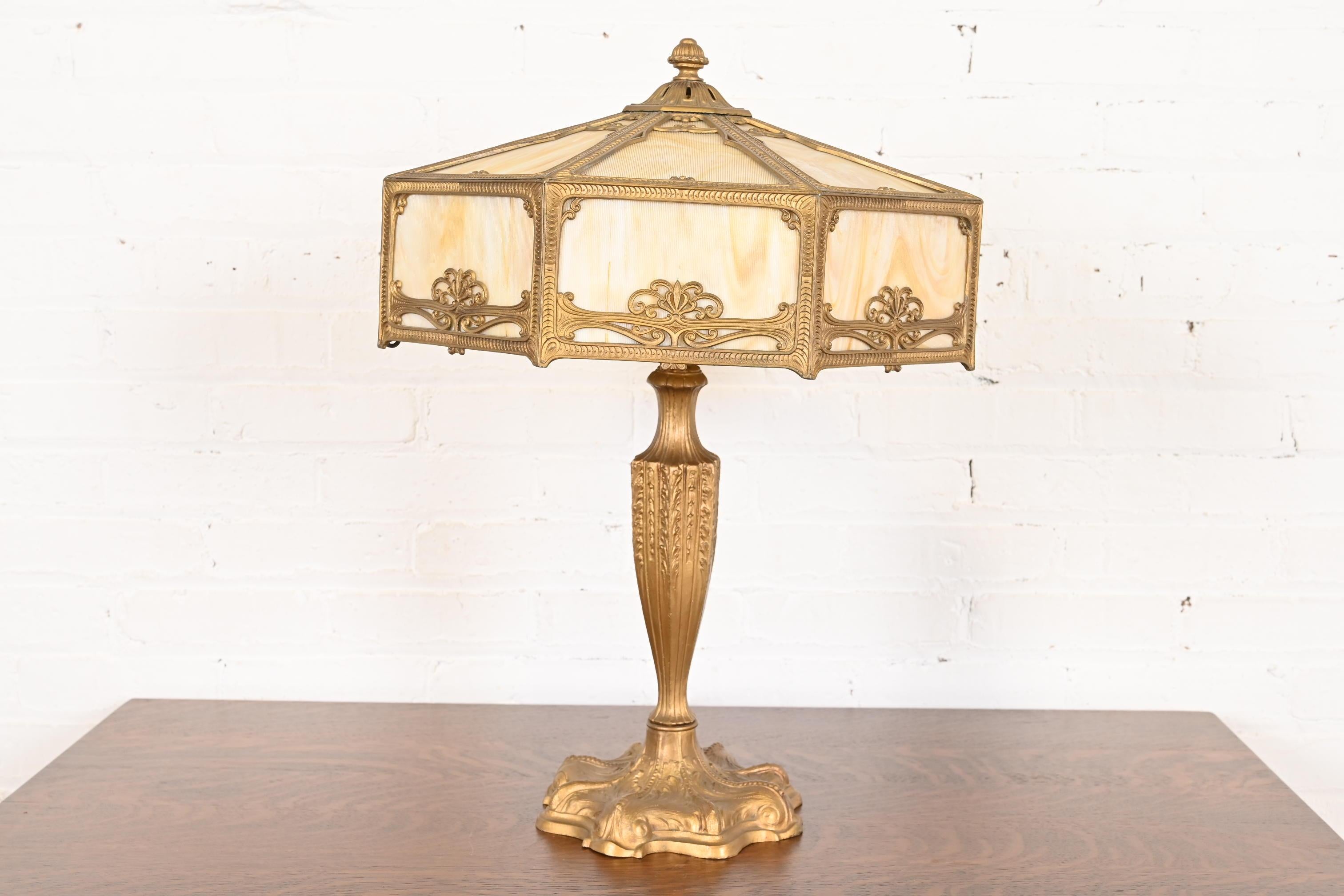 Excepcional lámpara de sobremesa antigua de época Art Nouveau con preciosa pantalla de cristal de escoria caramelo

A la manera de Haendel

EEUU, circa 1910

Medidas: 18,25