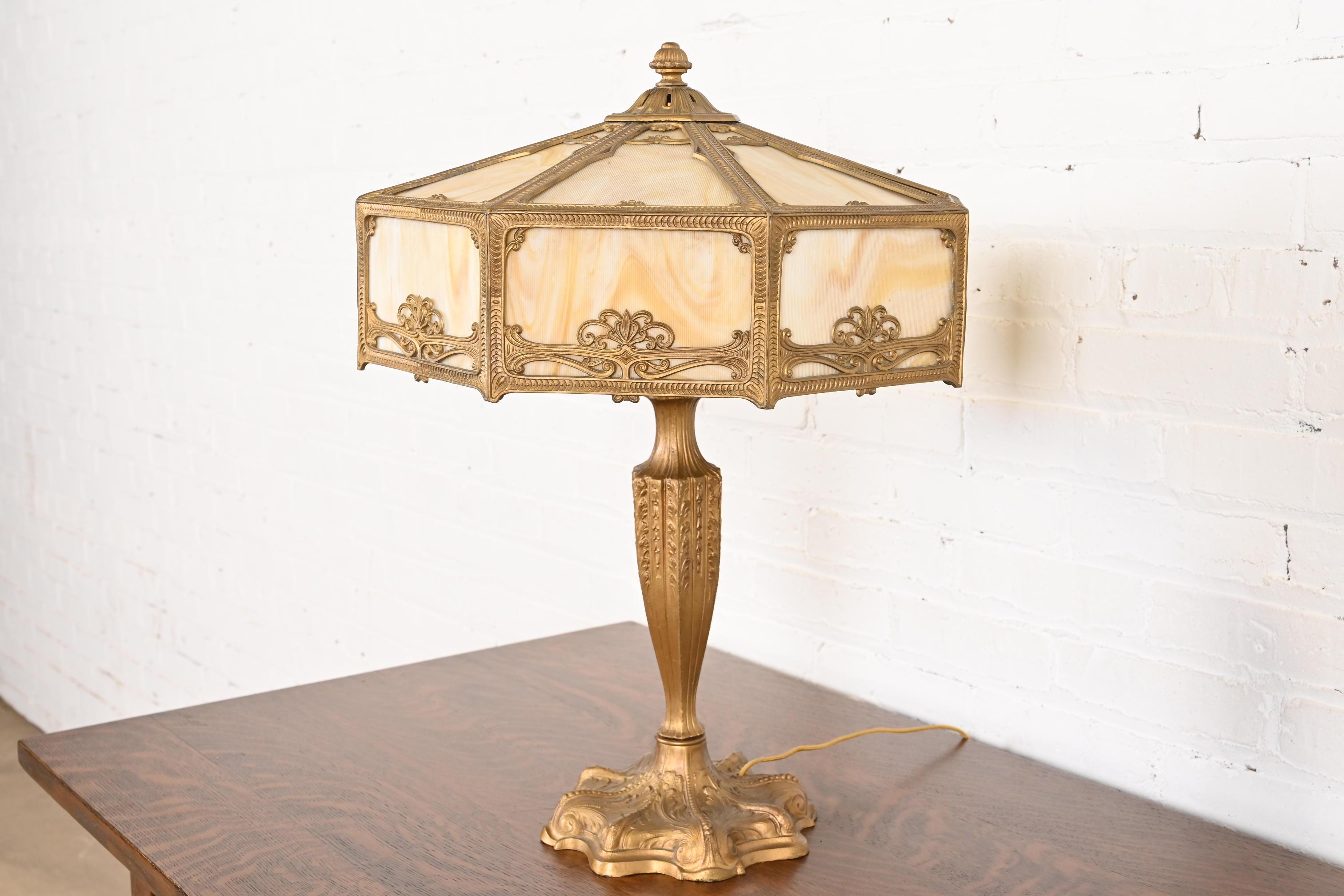 Antigua lámpara de mesa Art Nouveau de vidrio de escoria a la manera de Handel, circa 1910 Estadounidense en venta