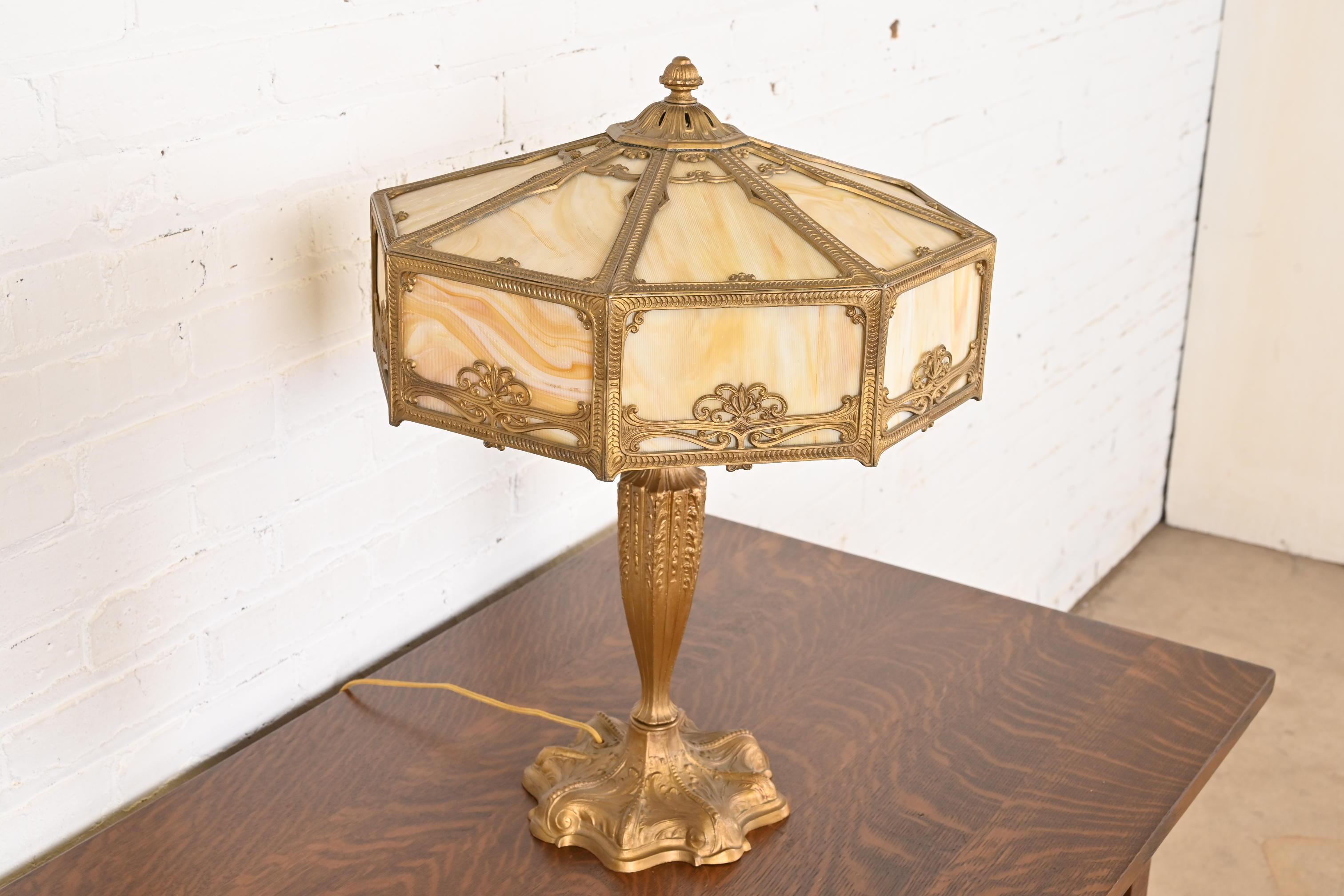 Antigua lámpara de mesa Art Nouveau de vidrio de escoria a la manera de Handel, circa 1910 en Bueno estado para la venta en South Bend, IN