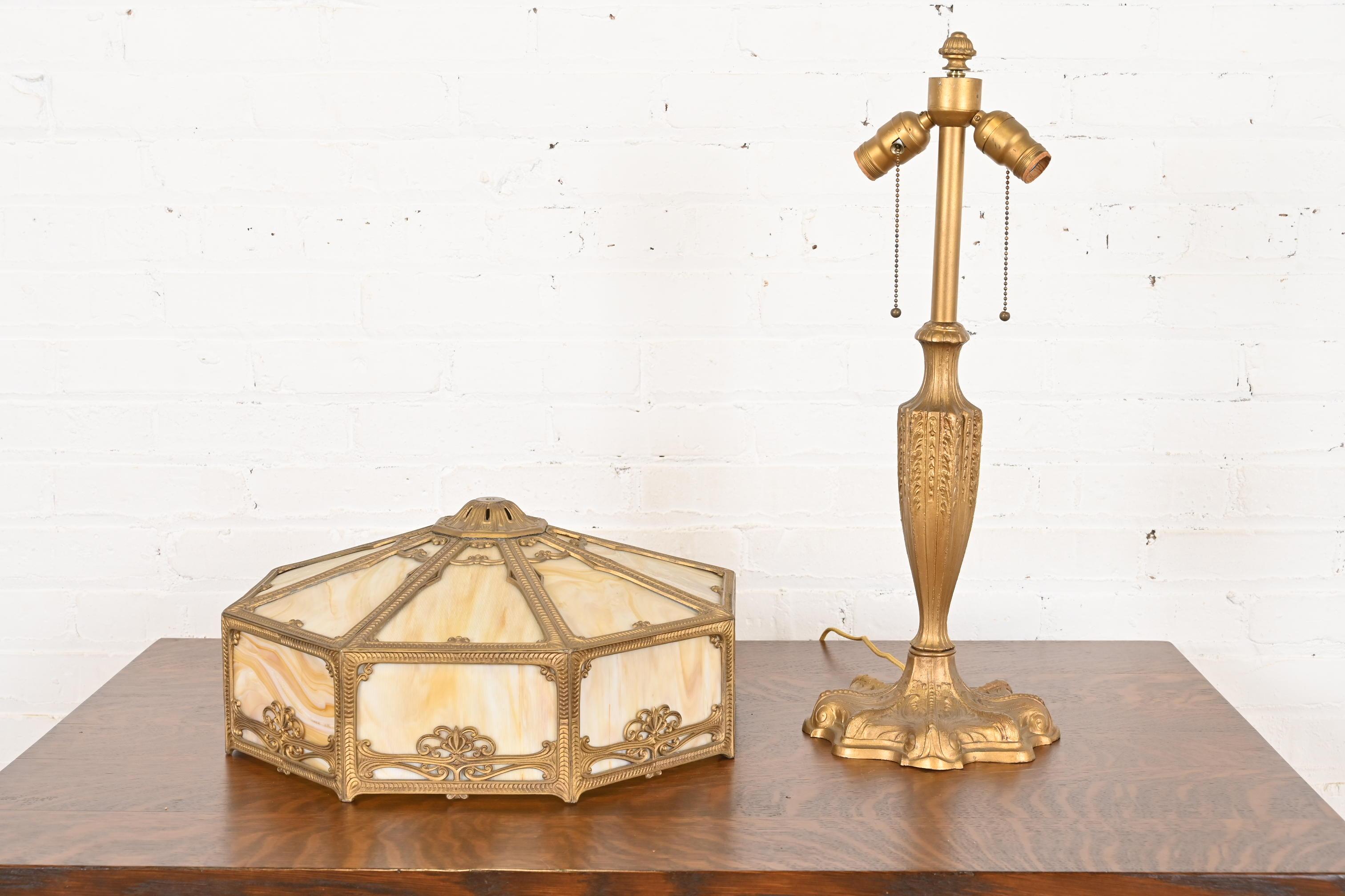 Antigua lámpara de mesa Art Nouveau de vidrio de escoria a la manera de Handel, circa 1910 en venta 3