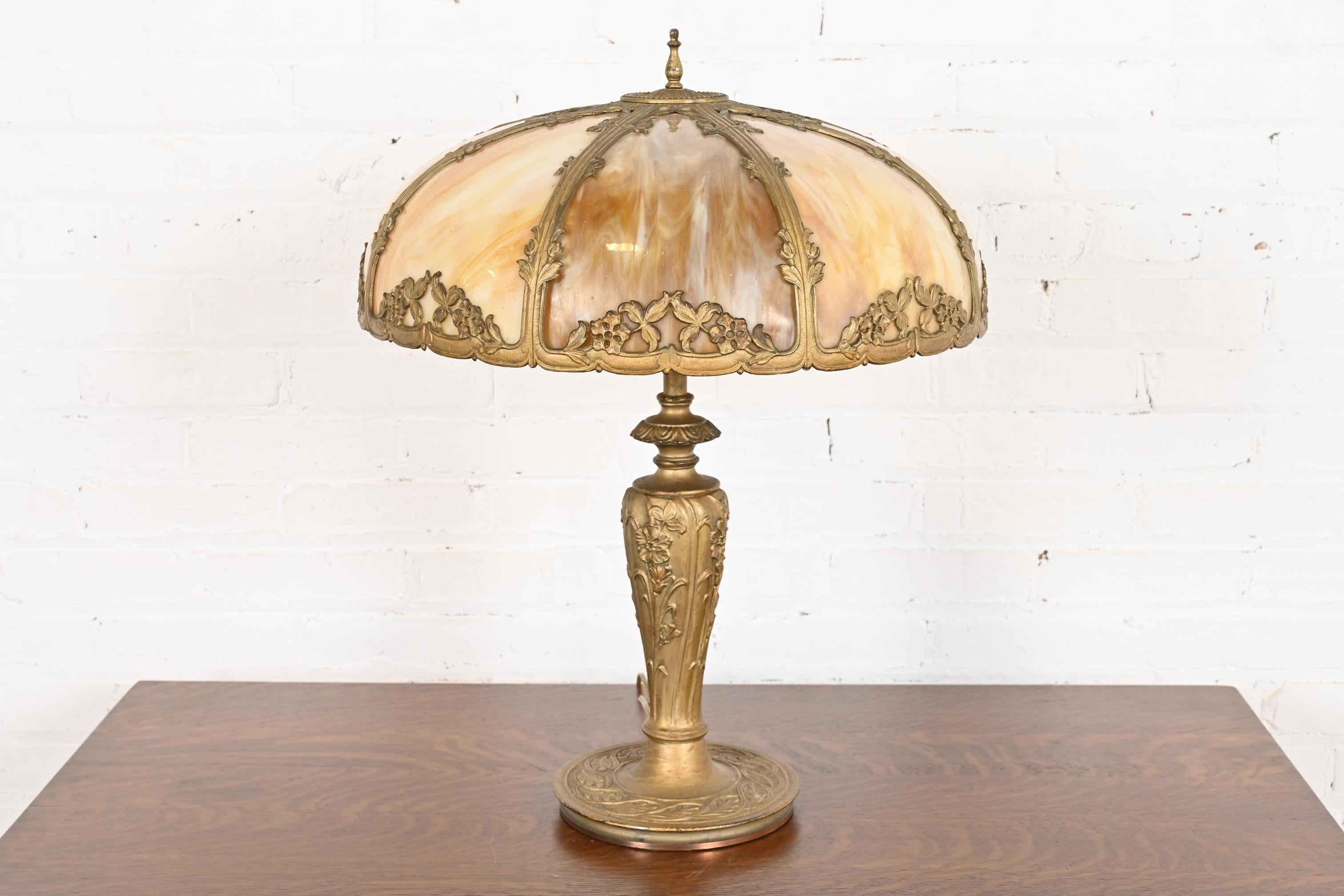 Exceptionnelle lampe de table ancienne d'époque Arte Antiques avec un superbe abat-jour à huit panneaux incurvés en verre de scorie caramel.

À la manière de Handel

États-Unis, vers 1920

Dimensions : 19 