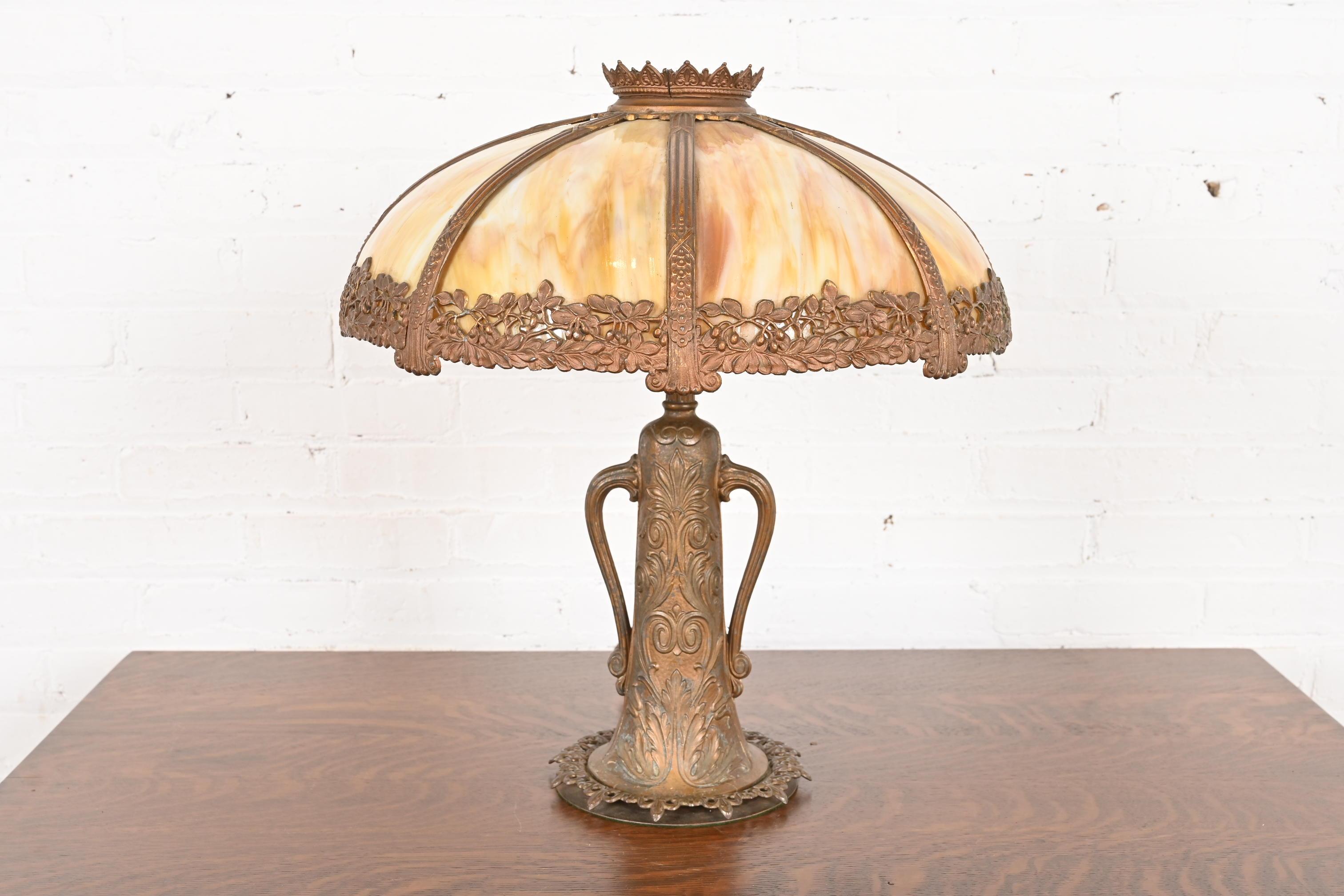 An exceptional antique Art Nouveau period table lamp with gorgeous eight-panel caramel curved slag glass shade

In the manner of Handel

USA, Circa 1920s

Measures: 19