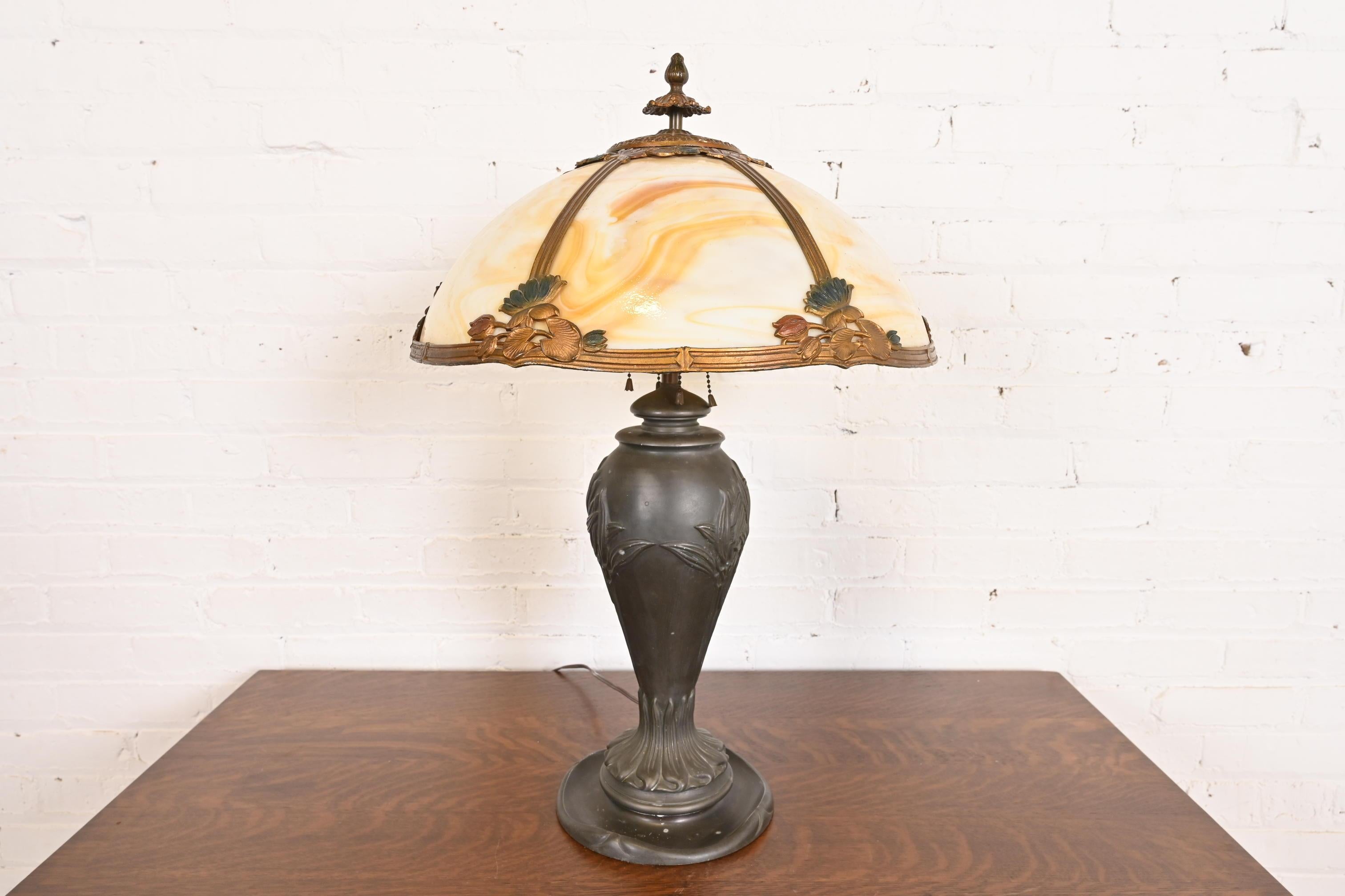 Exceptionnelle lampe de table ancienne d'époque Arte Antiques avec un superbe abat-jour à six panneaux incurvés en verre de scorie caramel.

À la manière de Handel

États-Unis, vers 1920

Dimensions : 18 