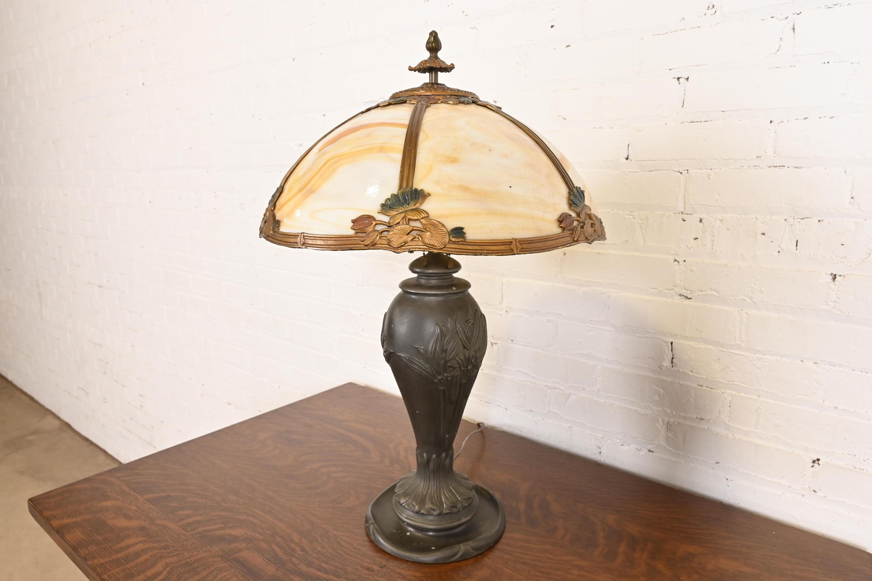 Américain Ancienne lampe de bureau Art Nouveau en verre delag à la manière de Handel, vers 1920 en vente