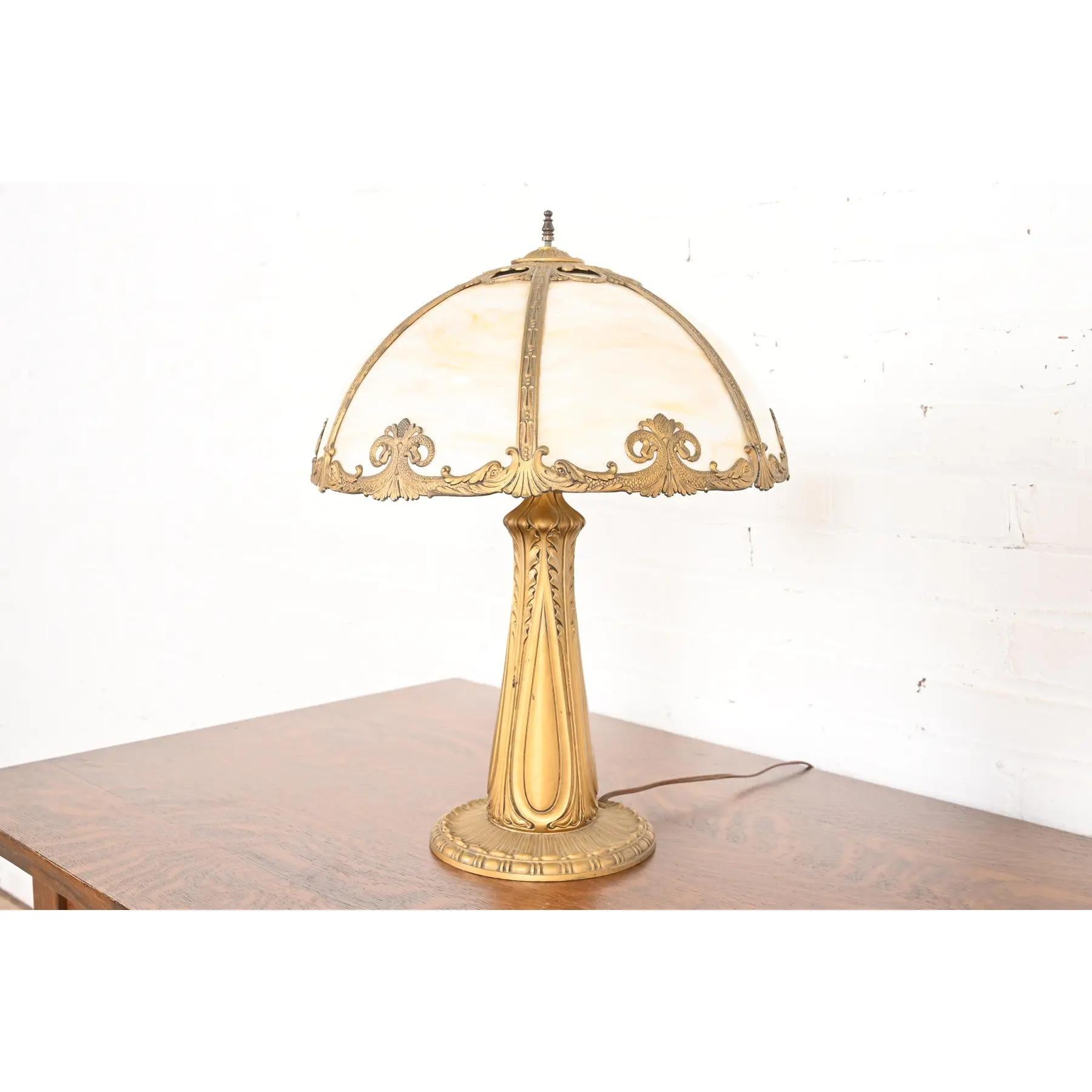 Lampada da tavolo in vetro scoria Art Nouveau alla maniera di Handel, CIRCA 1920 In condizioni buone in vendita a South Bend, IN