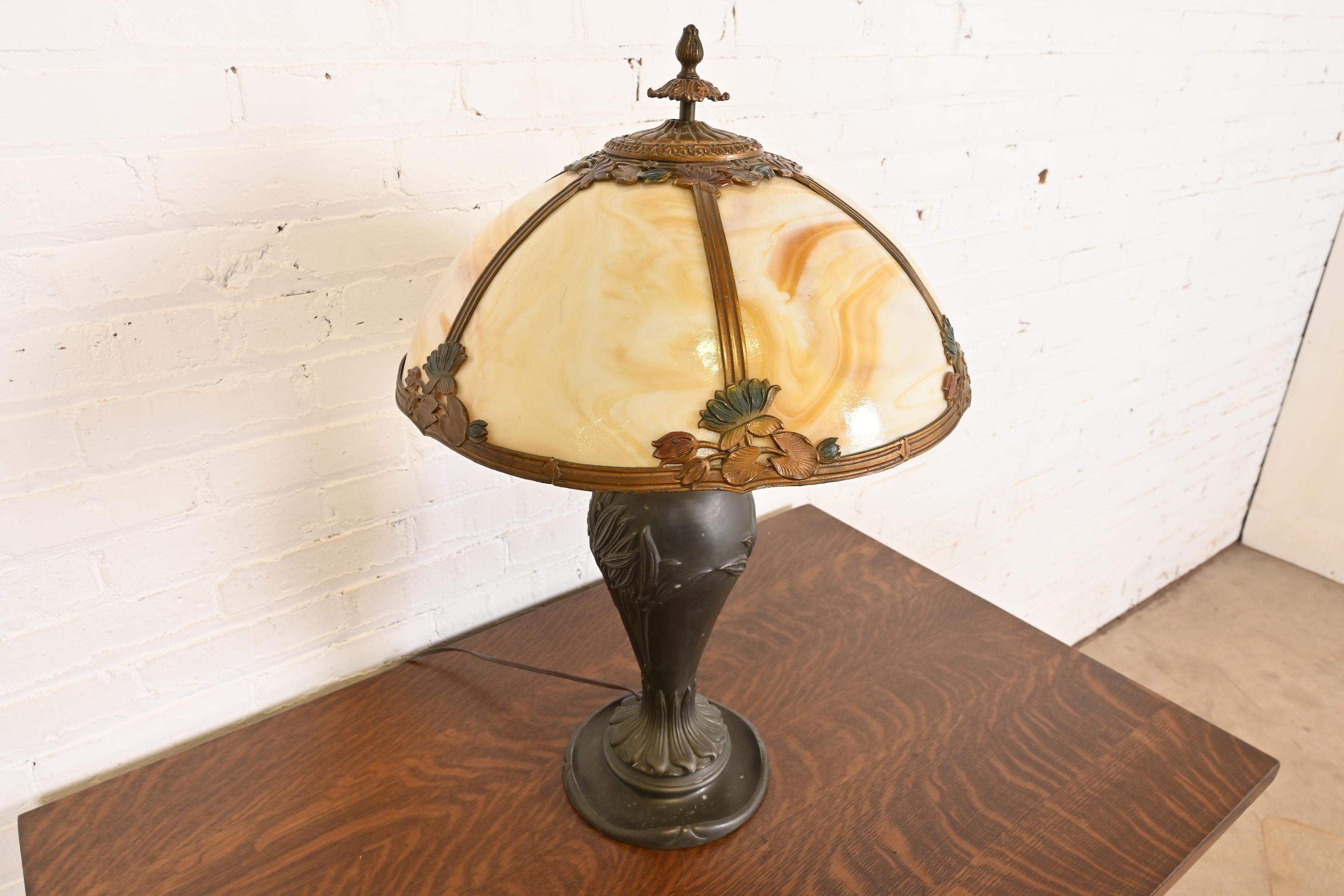 Ancienne lampe de bureau Art Nouveau en verre delag à la manière de Handel, vers 1920 Bon état - En vente à South Bend, IN