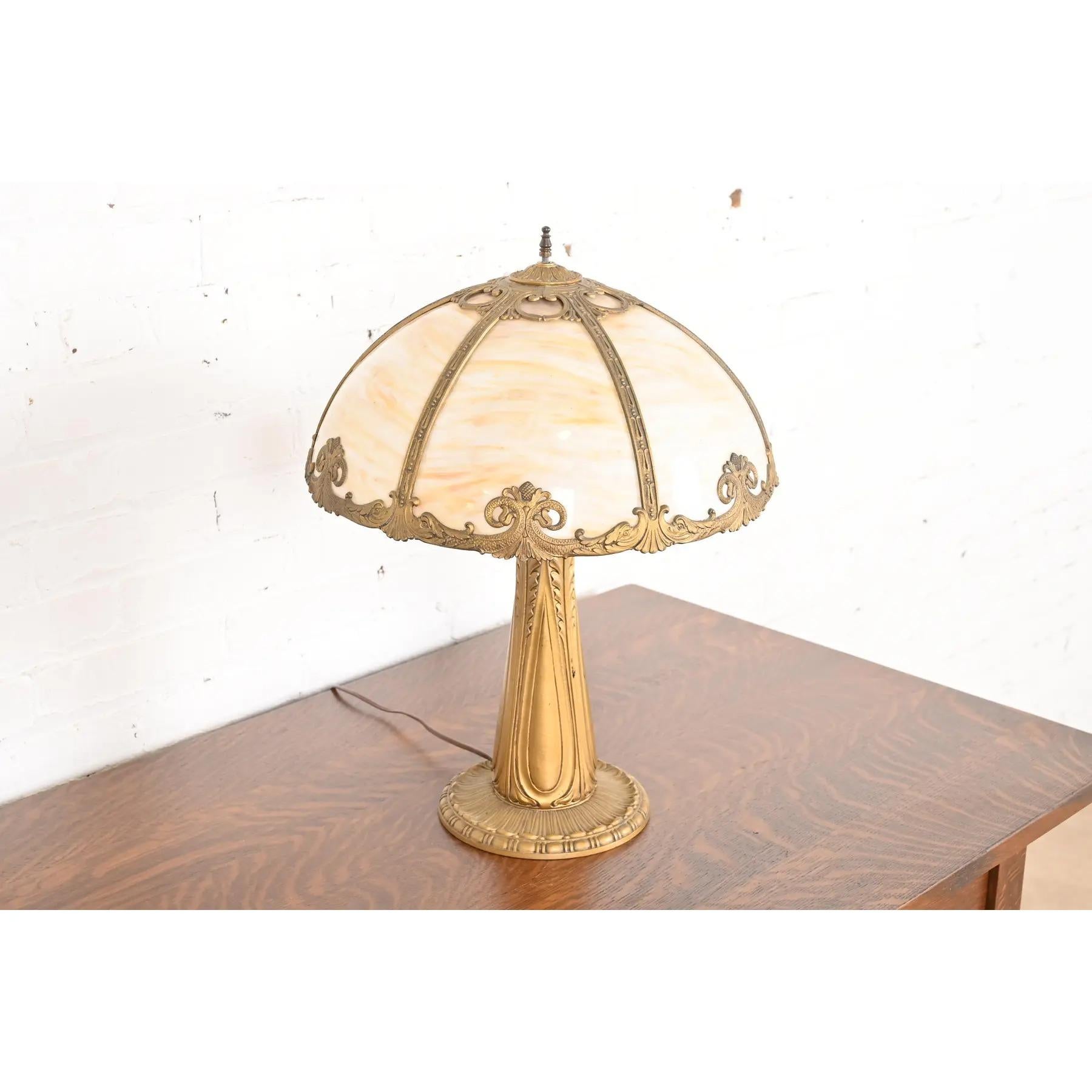 Inizio XX secolo Lampada da tavolo in vetro scoria Art Nouveau alla maniera di Handel, CIRCA 1920 in vendita