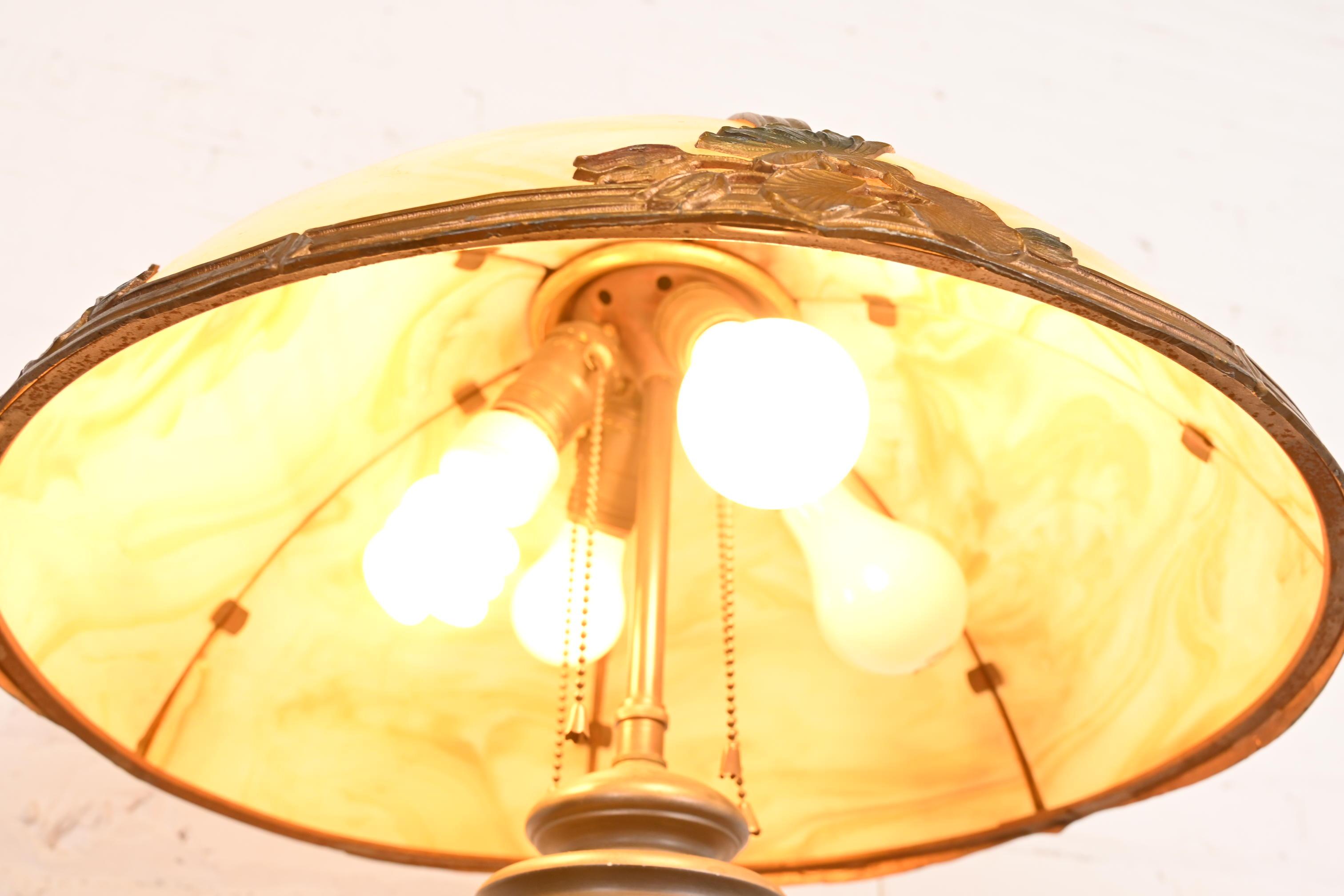 Début du 20ème siècle Ancienne lampe de bureau Art Nouveau en verre delag à la manière de Handel, vers 1920 en vente
