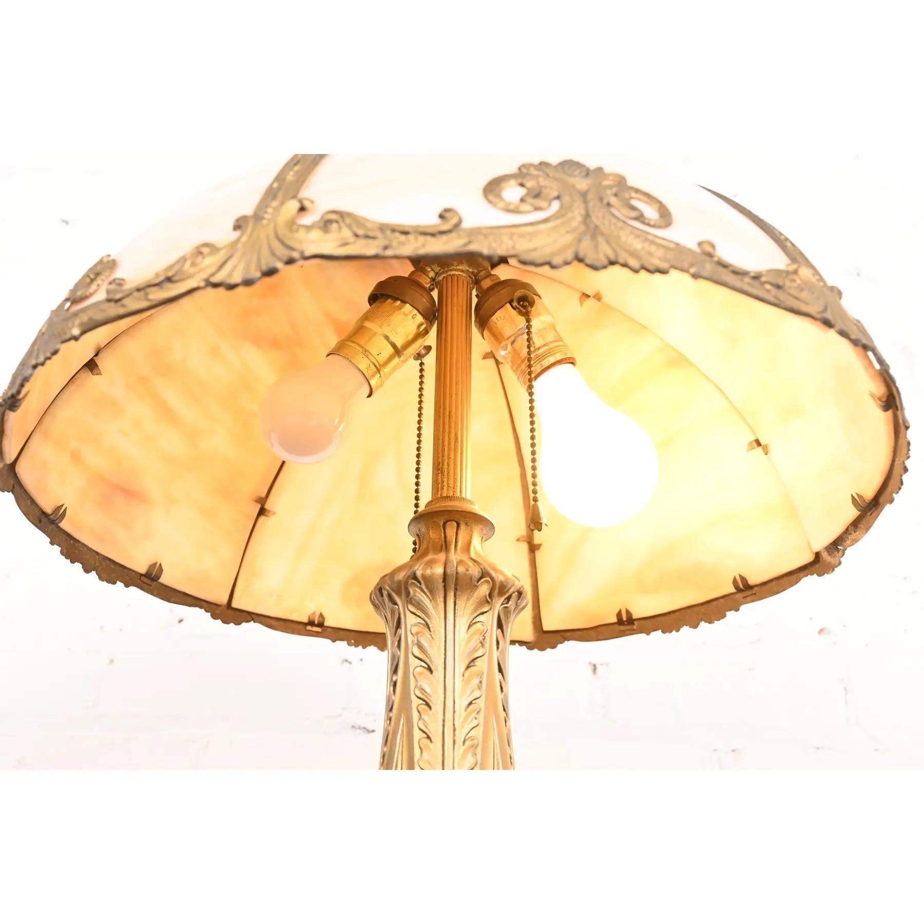 Metallo Lampada da tavolo in vetro scoria Art Nouveau alla maniera di Handel, CIRCA 1920 in vendita