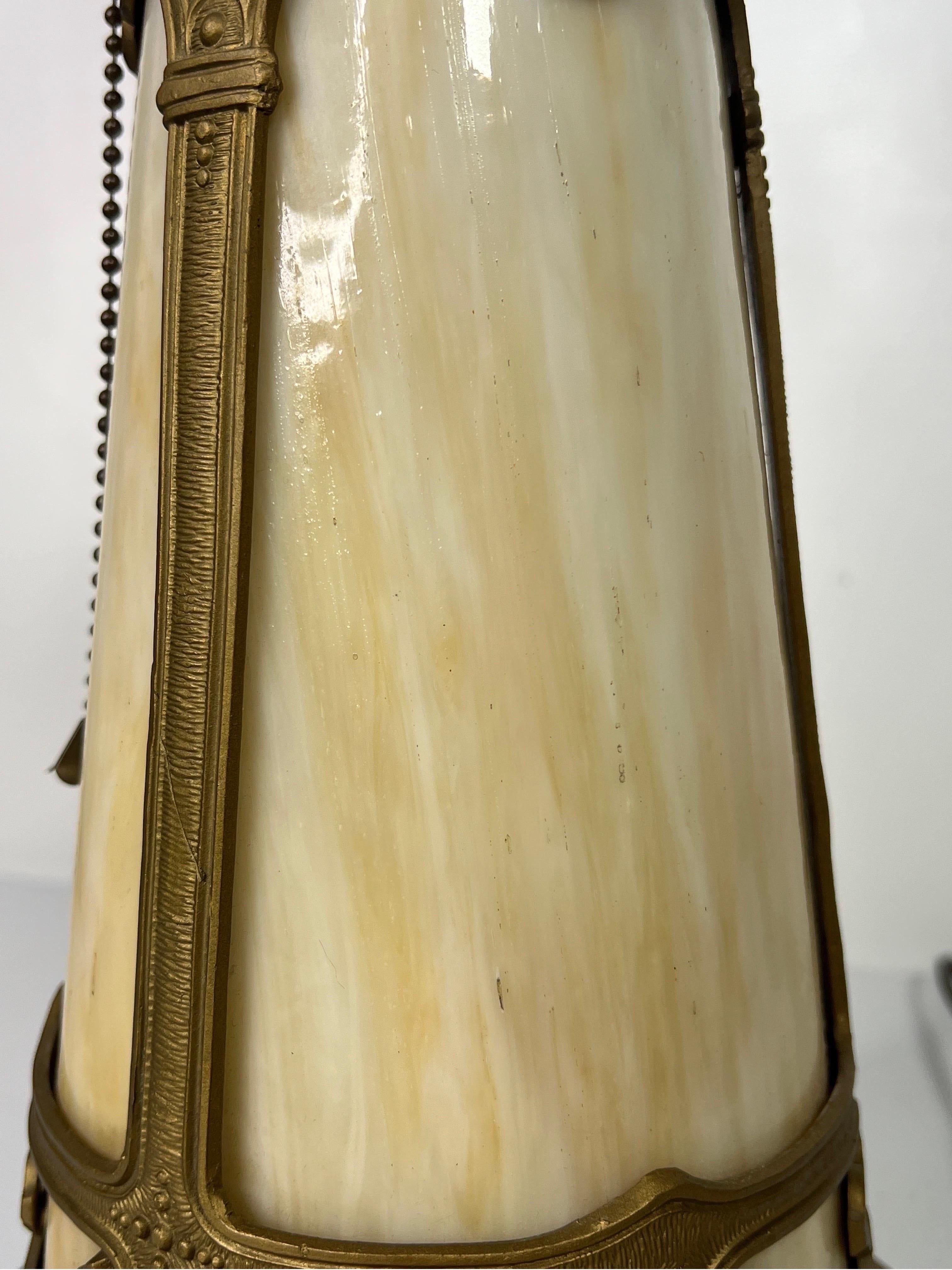 Ancienne lampe Art Nouveau à double douille en verre de scorie avec base enluminée en vente 7