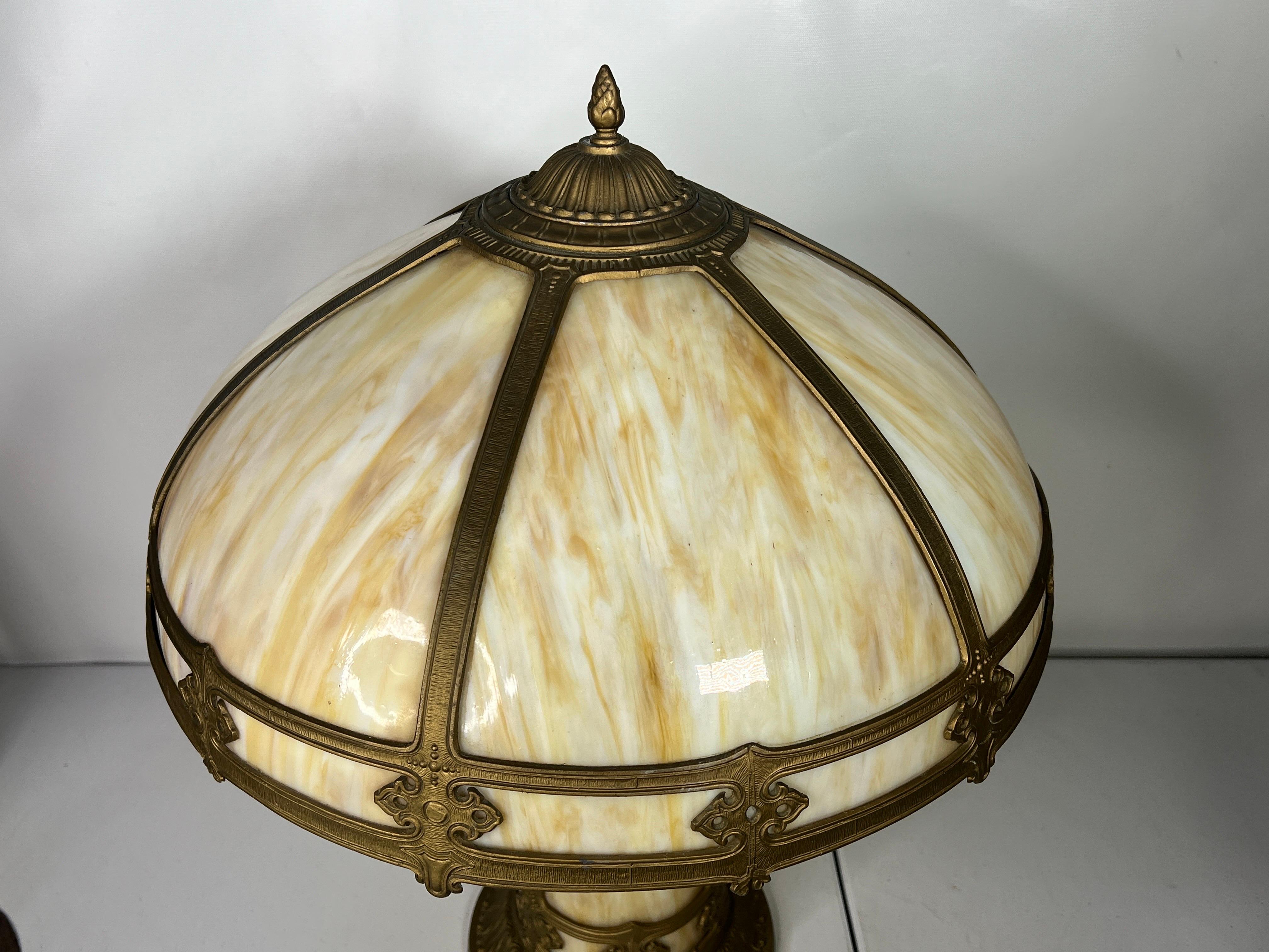 Il s'agit d'une lampe ancienne en verre de scories de l'Art nouveau absolument magnifique, qui est entièrement d'origine.