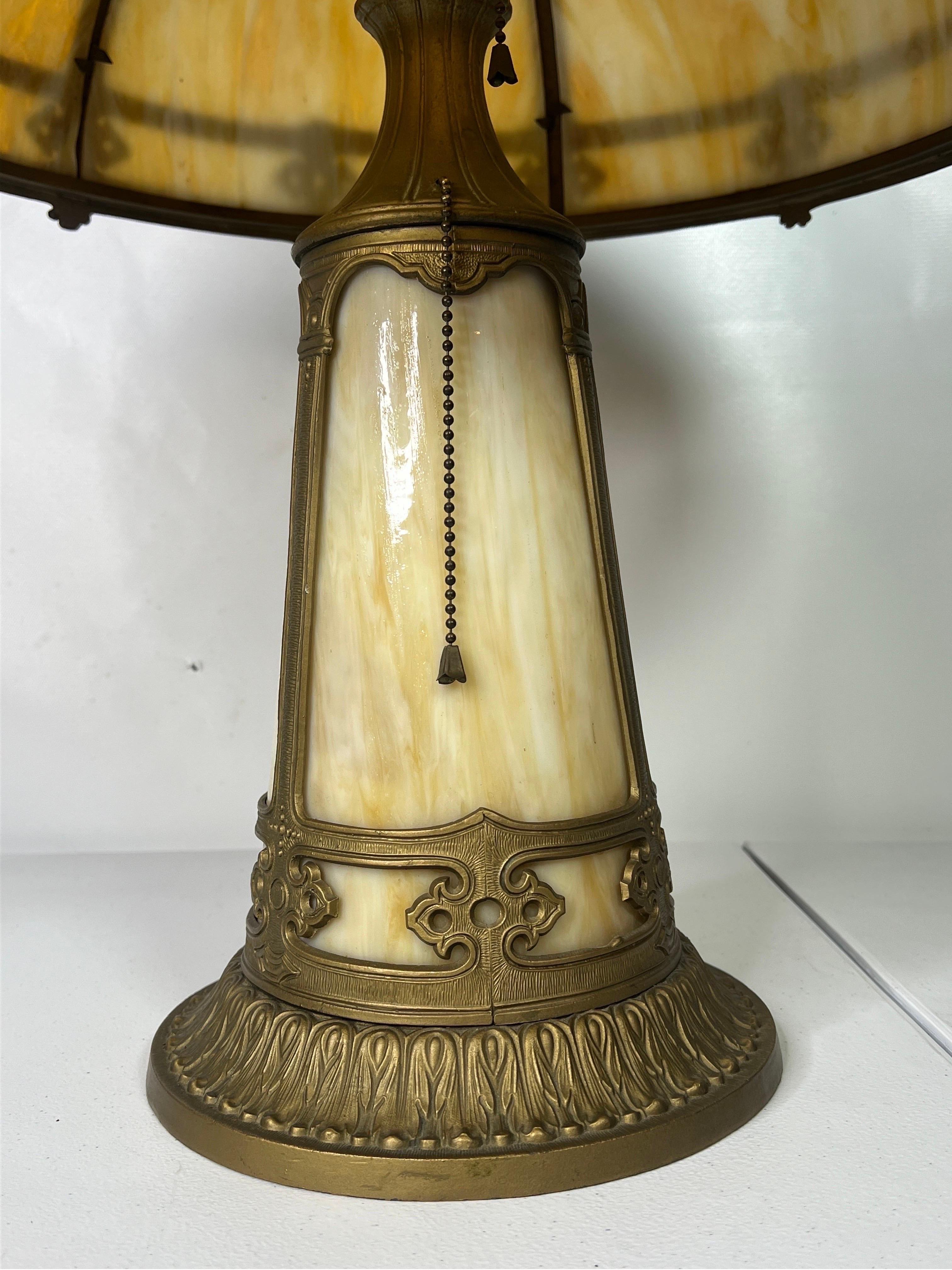 Art nouveau Ancienne lampe Art Nouveau à double douille en verre de scorie avec base enluminée en vente