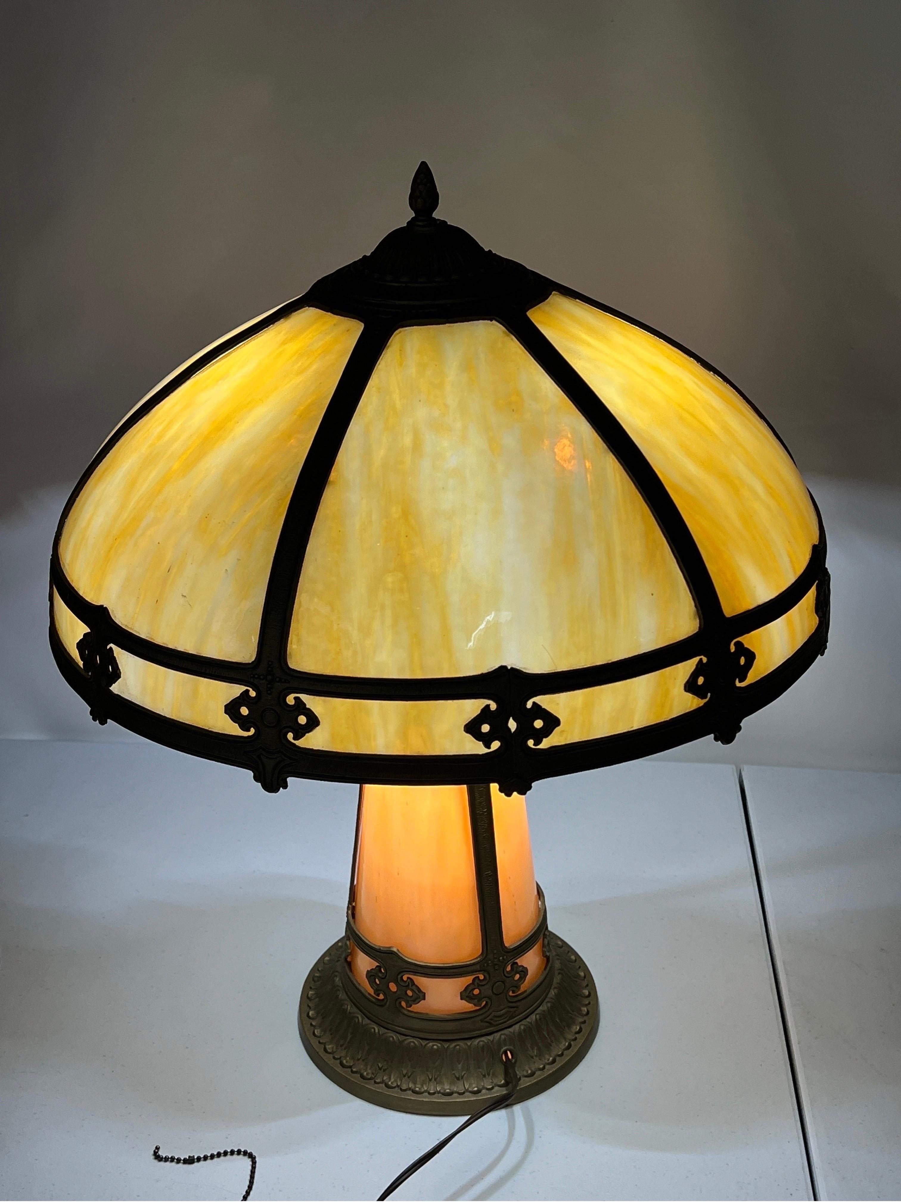 Américain Ancienne lampe Art Nouveau à double douille en verre de scorie avec base enluminée en vente