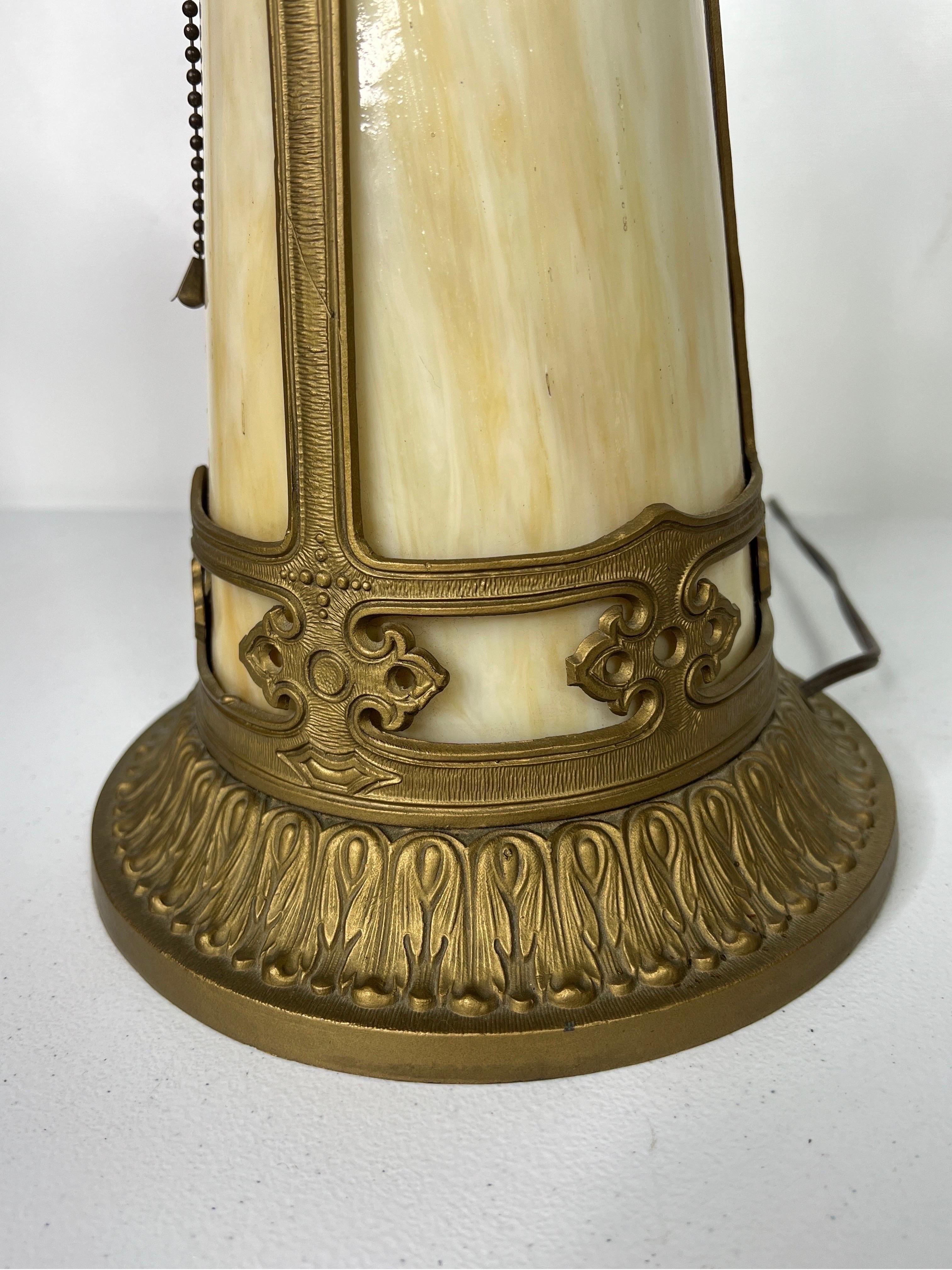 Ancienne lampe Art Nouveau à double douille en verre de scorie avec base enluminée Bon état - En vente à Esperance, NY