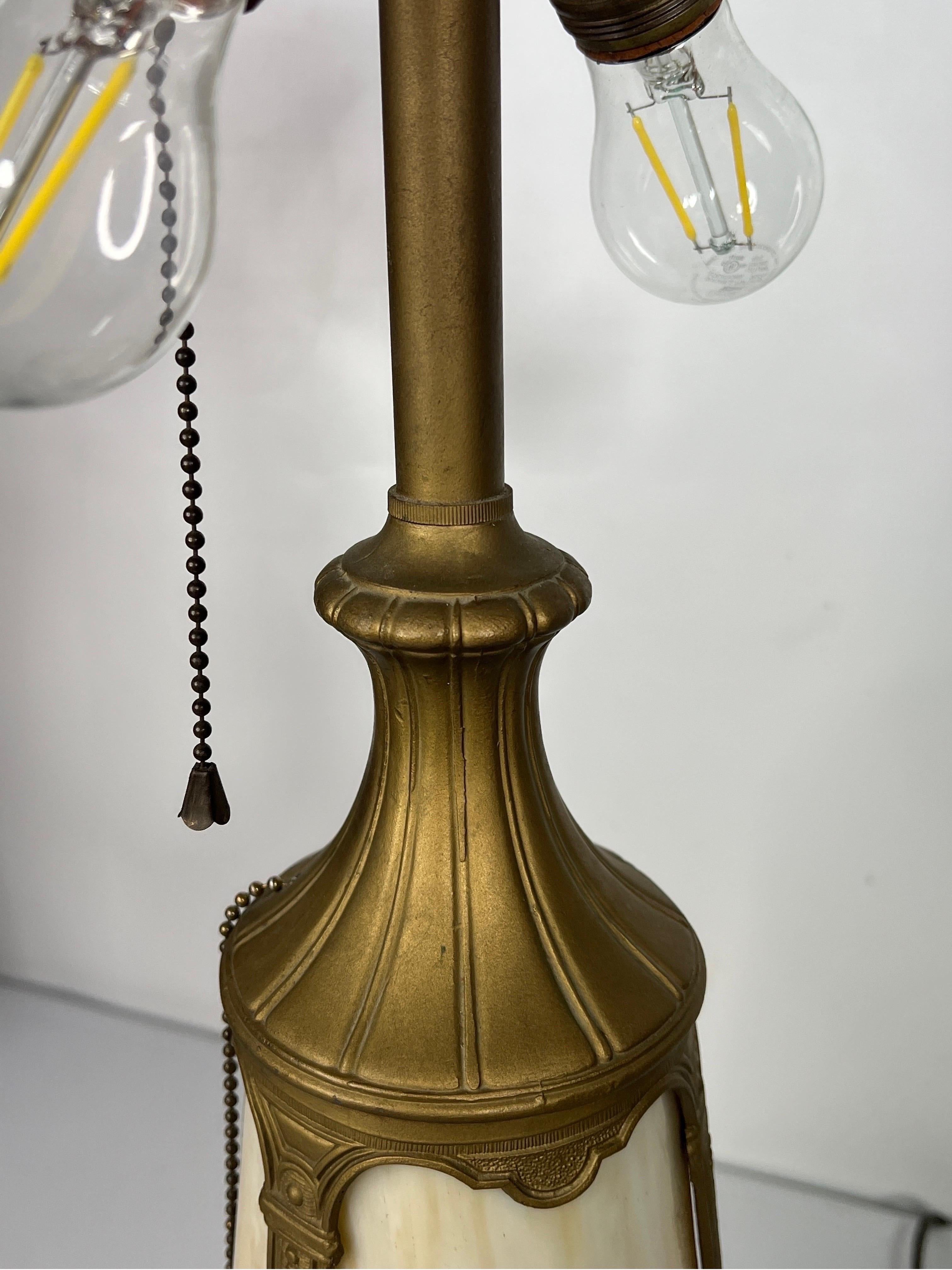 Début du 20ème siècle Ancienne lampe Art Nouveau à double douille en verre de scorie avec base enluminée en vente