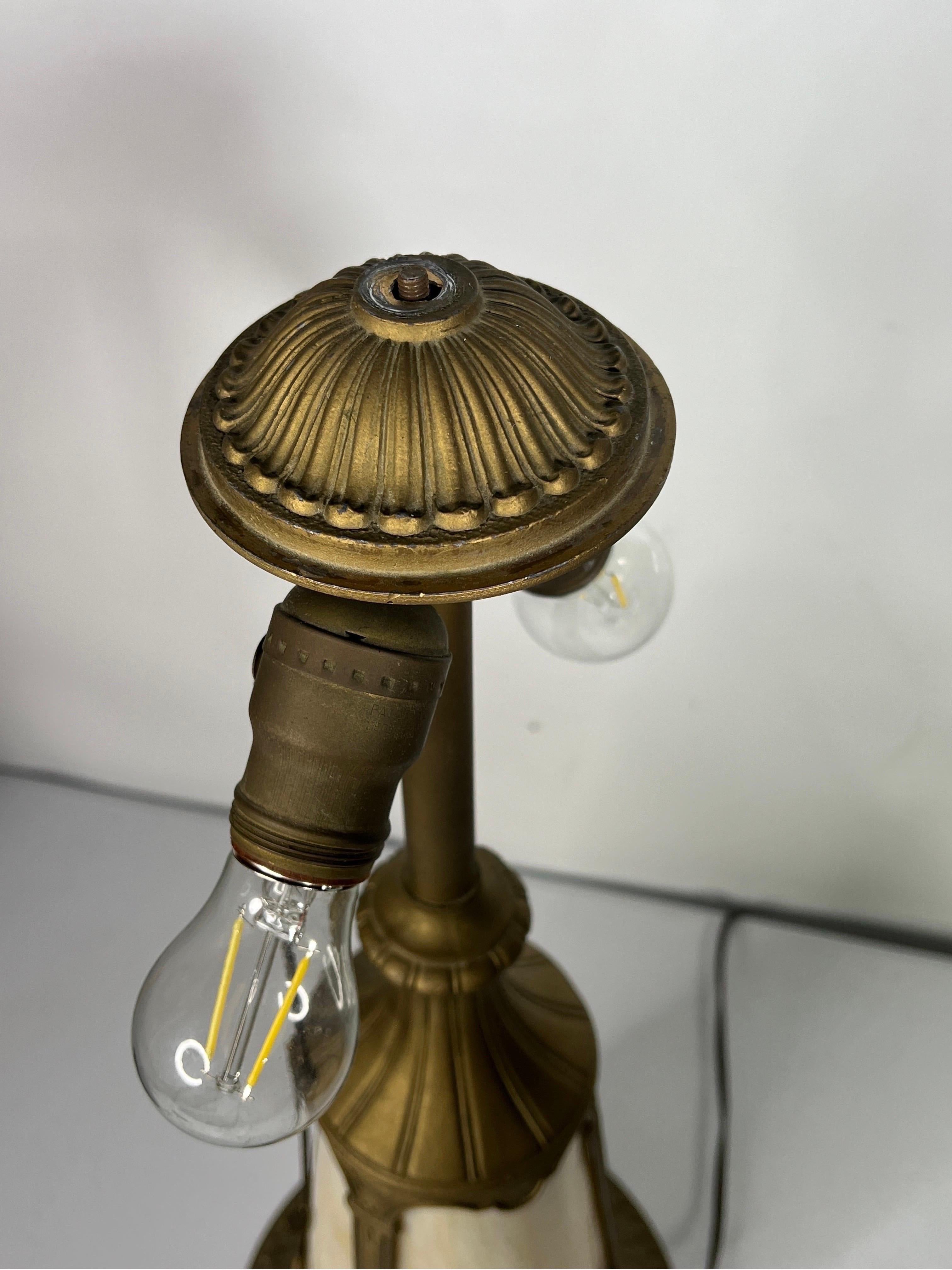 Ancienne lampe Art Nouveau à double douille en verre de scorie avec base enluminée en vente 1