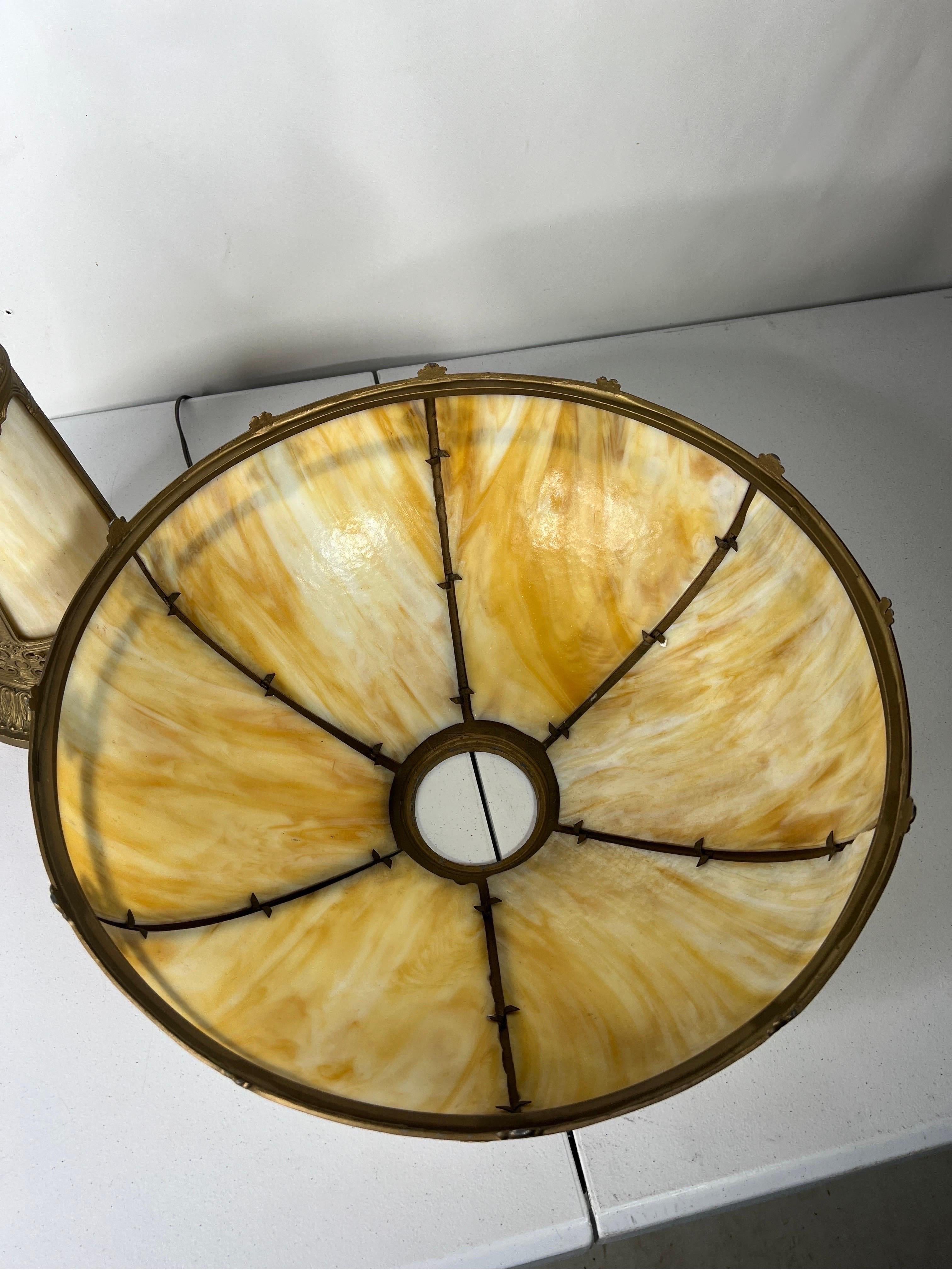 Ancienne lampe Art Nouveau à double douille en verre de scorie avec base enluminée en vente 2