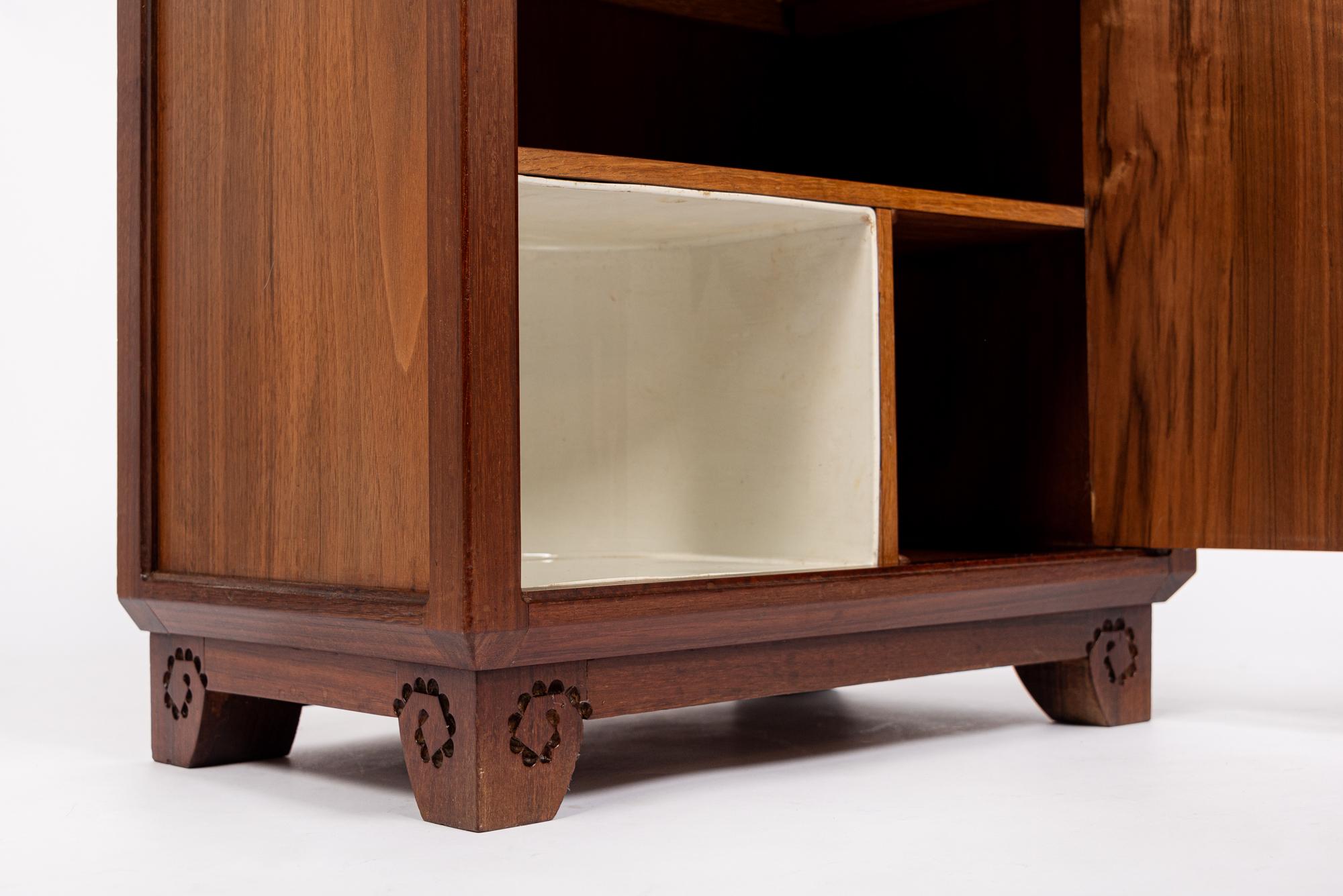 Début du 20ème siècle Petit meuble de rangement Art Nouveau en bois ancien signé Majorelle, France en vente