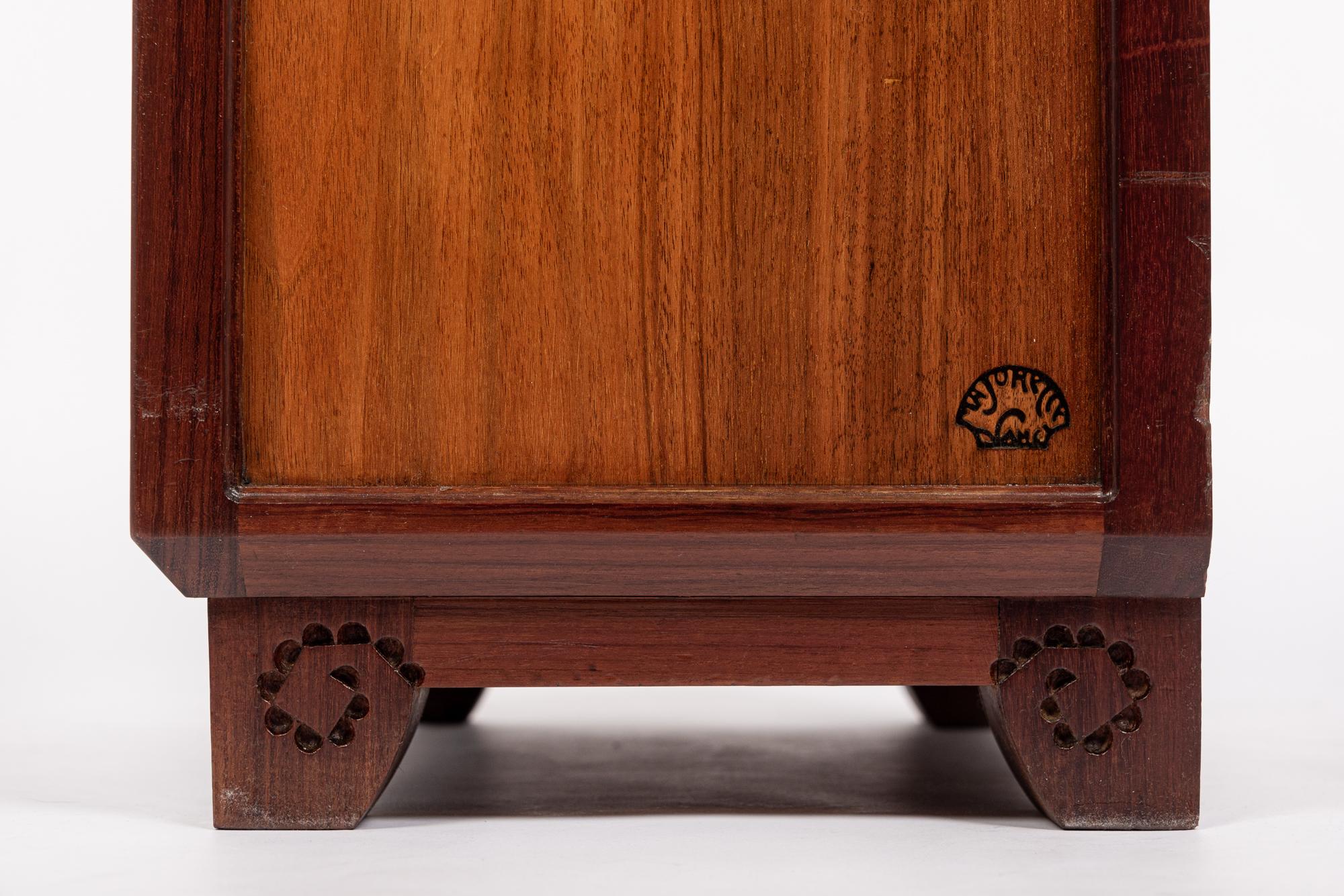 Bois Petit meuble de rangement Art Nouveau en bois ancien signé Majorelle, France en vente