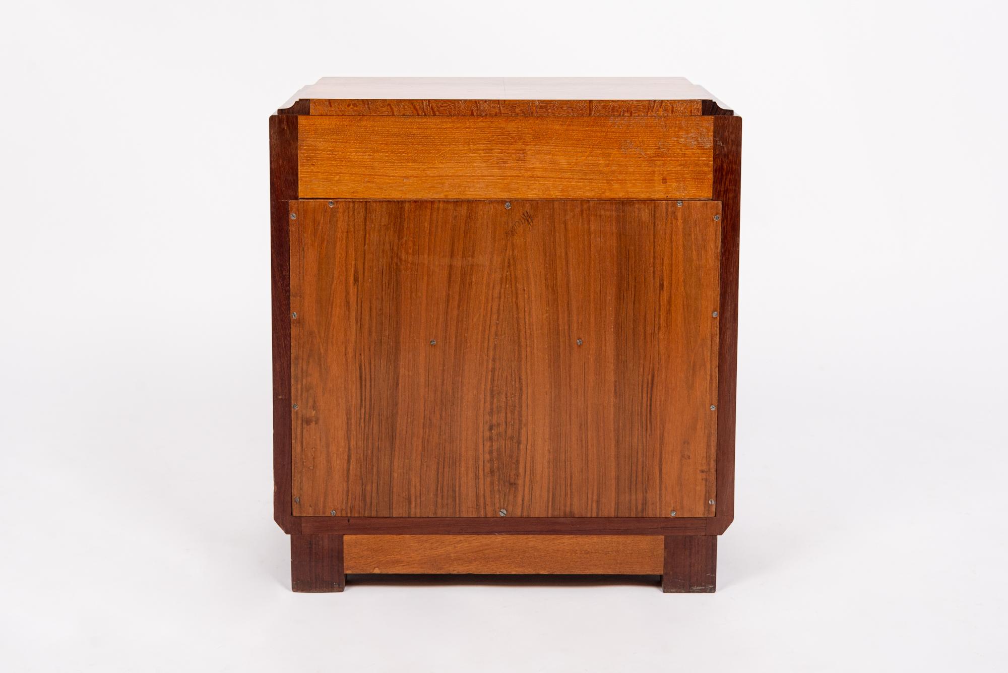 Français Petit meuble de rangement Art Nouveau en bois ancien signé Majorelle, France en vente