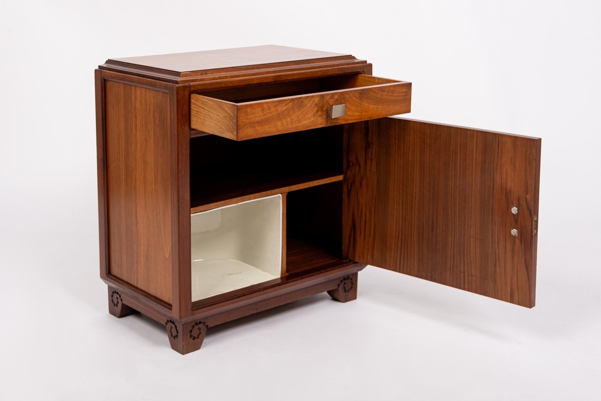 Petit meuble de rangement Art Nouveau en bois ancien signé Majorelle, France Bon état - En vente à Detroit, MI