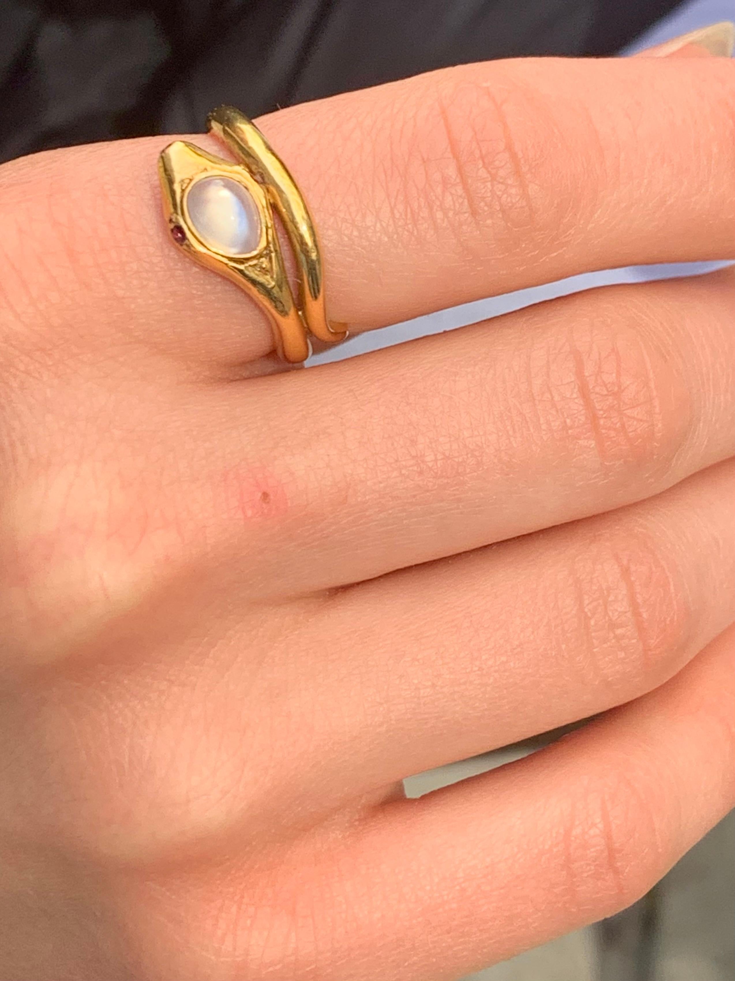 Antique Art Nouveau Snake Eternity Ring 18 Karat Yellow Gold Moonstone Cabochon For Sale 1