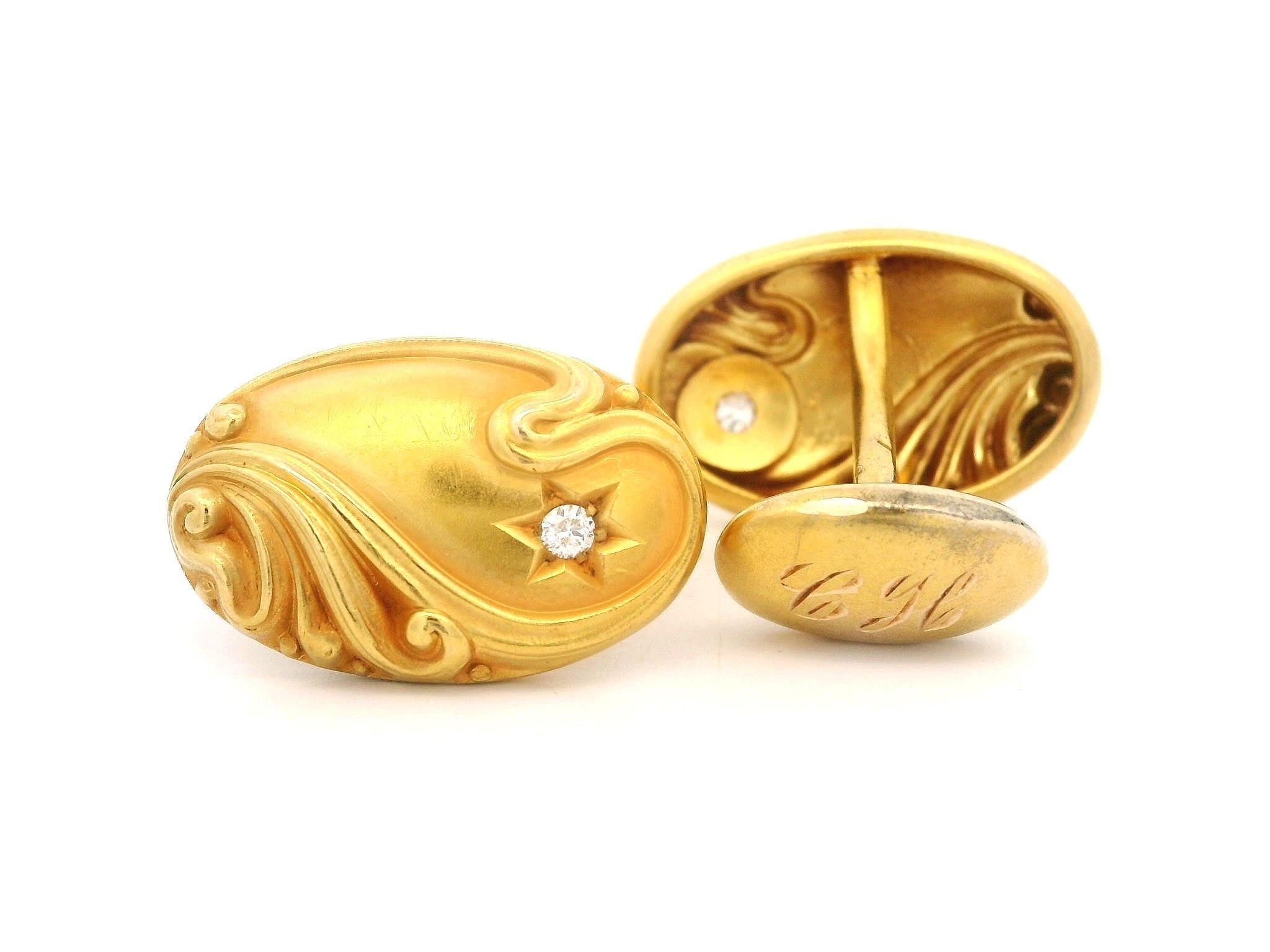Art nouveau Boutons de manchette art nouveau en or massif et diamants de forme ovale repoussée en vente