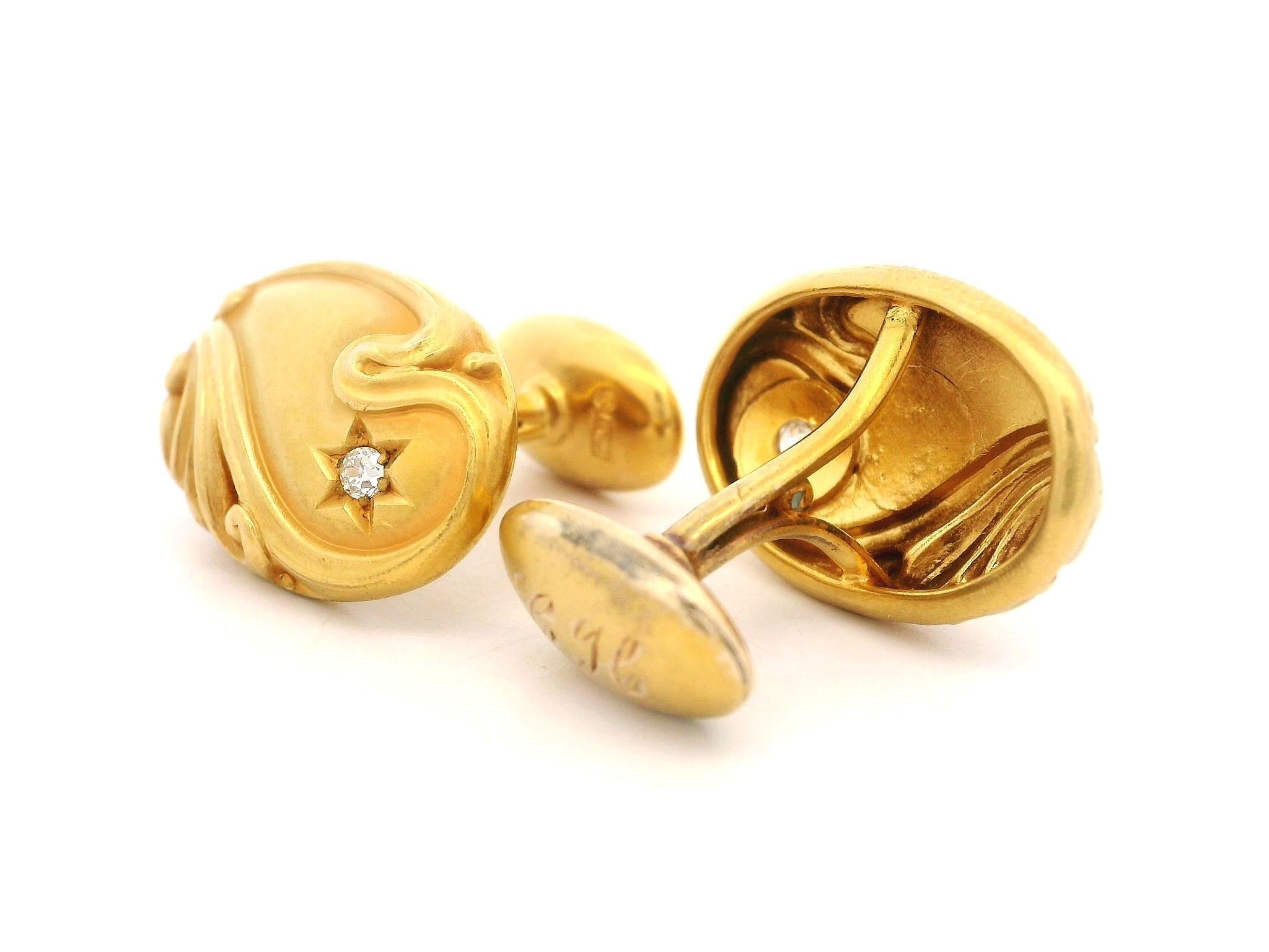 Taille vieille mine Boutons de manchette art nouveau en or massif et diamants de forme ovale repoussée en vente