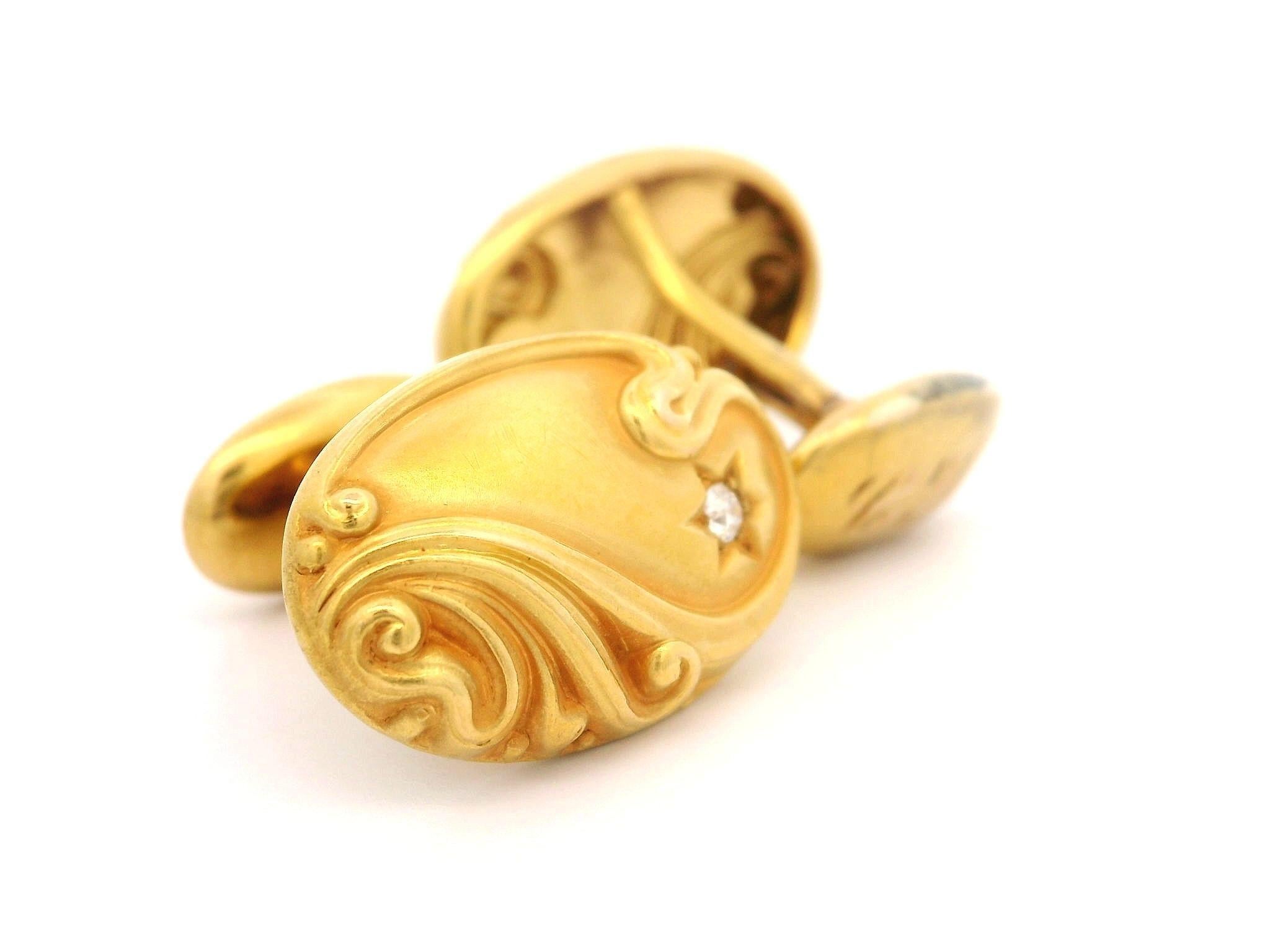 Boutons de manchette art nouveau en or massif et diamants de forme ovale repoussée Excellent état - En vente à Montclair, NJ