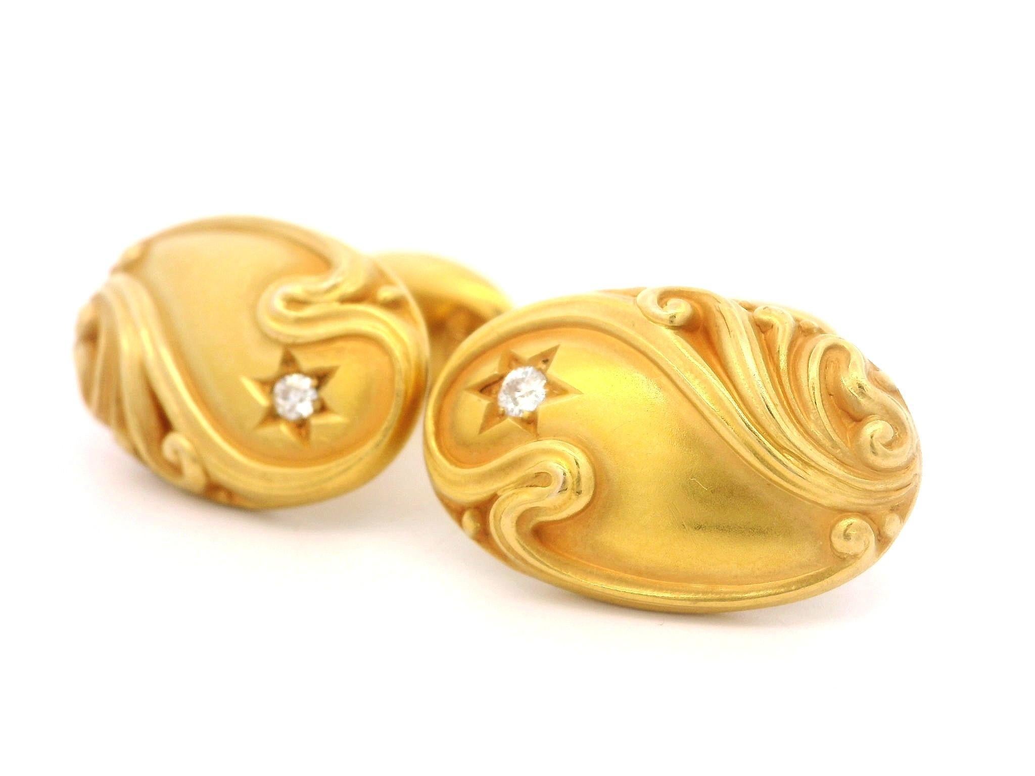 Boutons de manchette art nouveau en or massif et diamants de forme ovale repoussée en vente 3