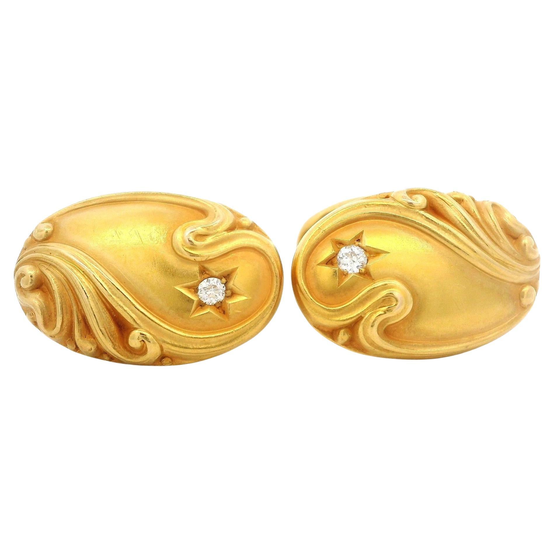 Boutons de manchette art nouveau en or massif et diamants de forme ovale repoussée en vente
