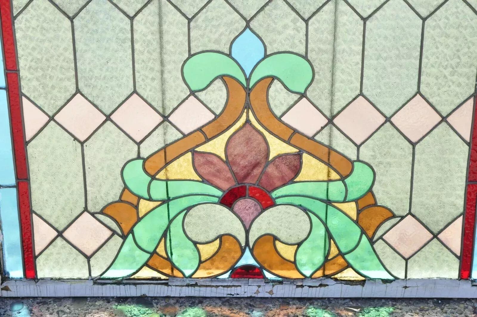 Antike Art Nouveau Glasmalerei Blau, Grün, Rosa, Orange Fleur De Lis 34x40 Fenster. Element verfügt über blaue und rote Glasmalerei Grenze, Multi Farbe 