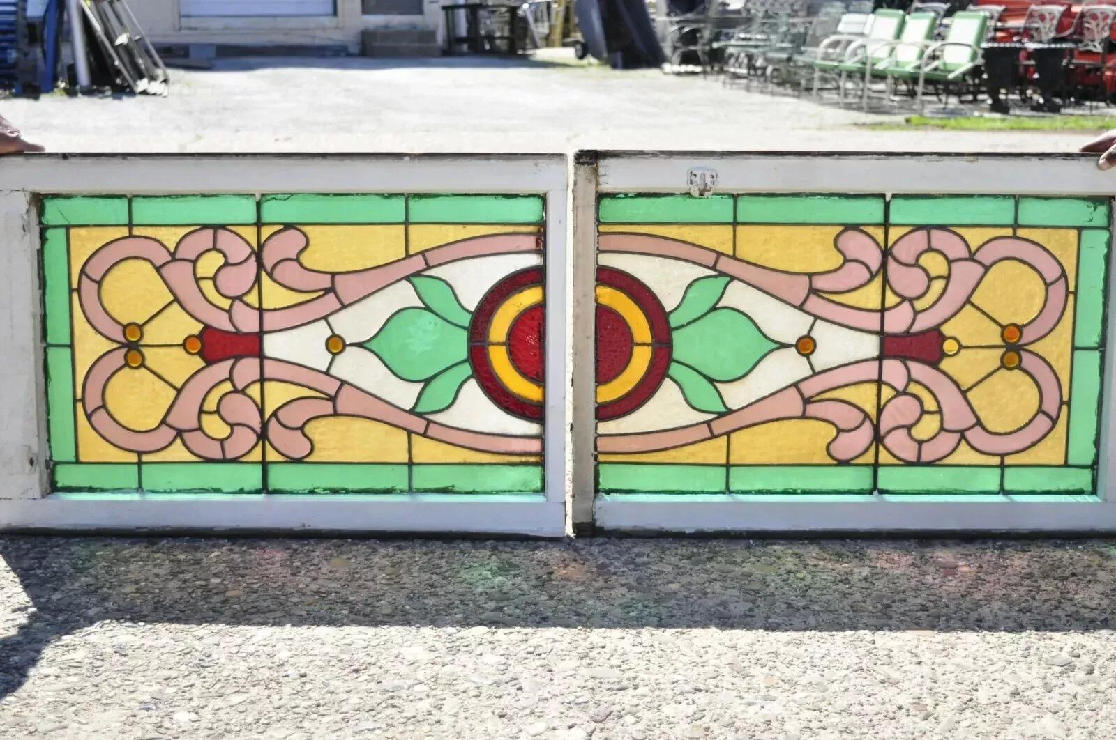 Vidrieras antiguas Art Nouveau rosas, verdes, rojas y naranjas con joyas - un par. El artículo presenta un borde de vidriera verde, un diseño de roleos multicolor, 4 