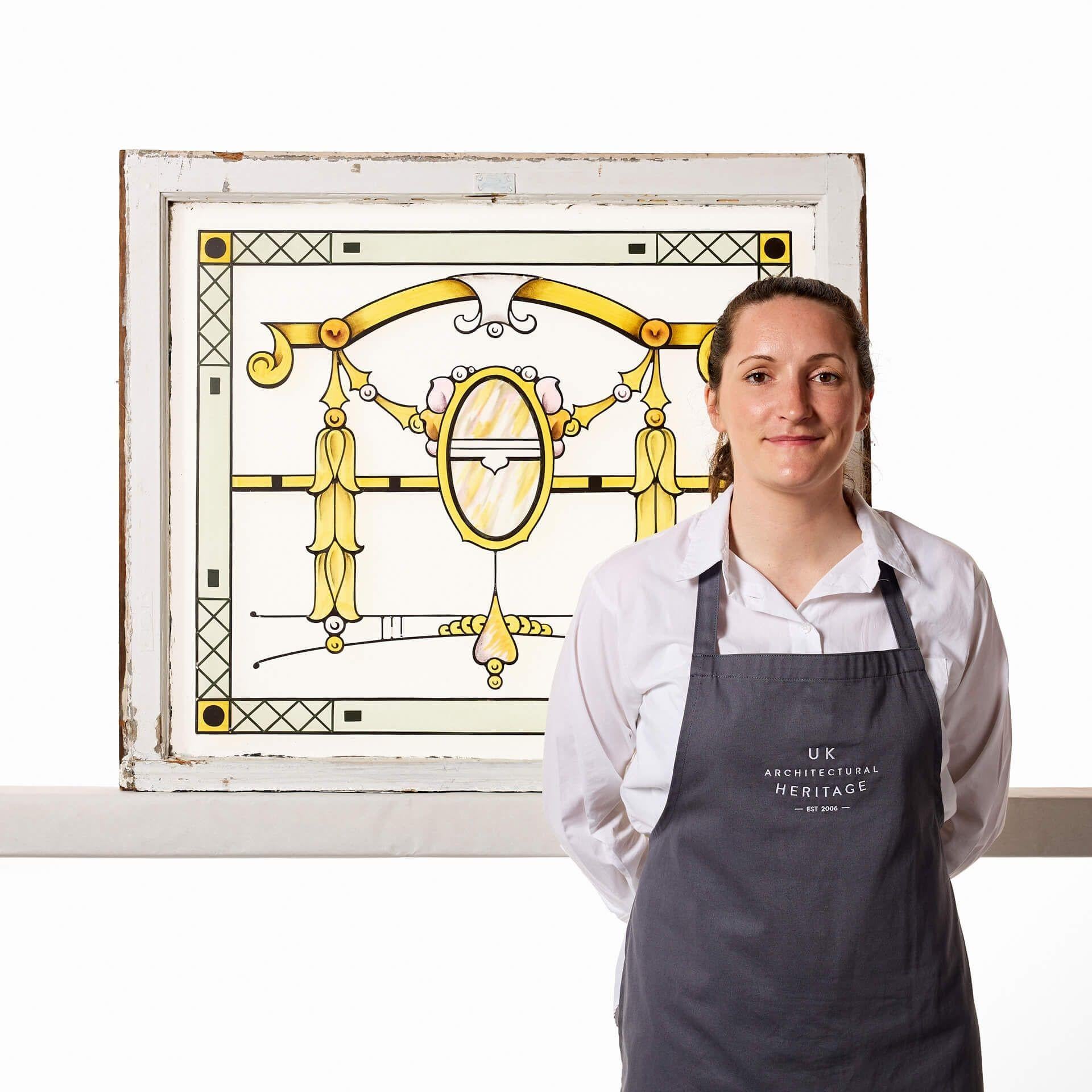 Una vidriera de principios del siglo XX, bellamente grabada con detalles de estilo Art Nouveau.

Ésta es sólo una de las diez ventanas similares que tenemos a la venta. Aunque quedará impresionante por sí sola, podría combinarse con una o varias de
