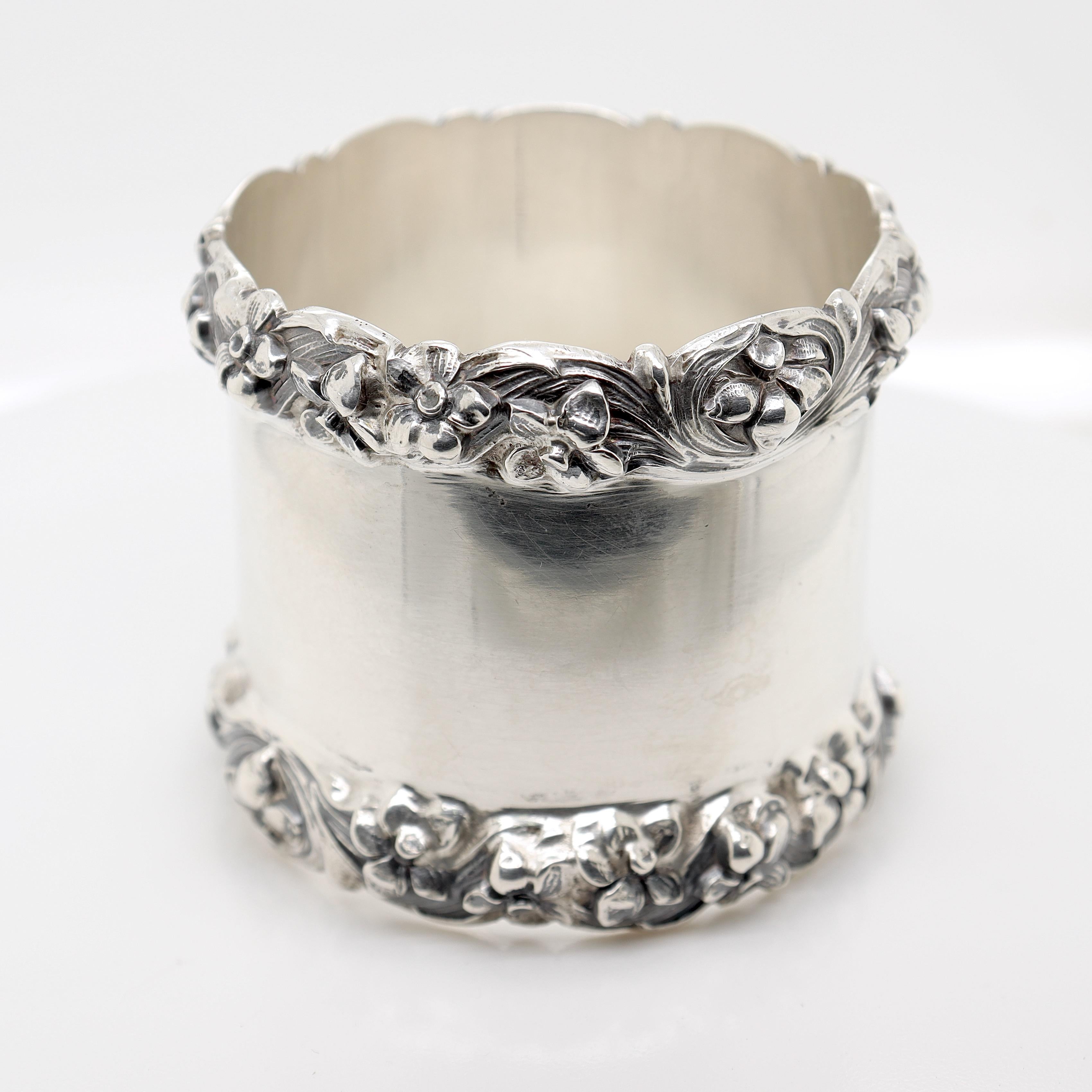 Antiker Jugendstil-Serviergeschirrring aus Sterlingsilber mit Repousse-Daffodilblumen 7