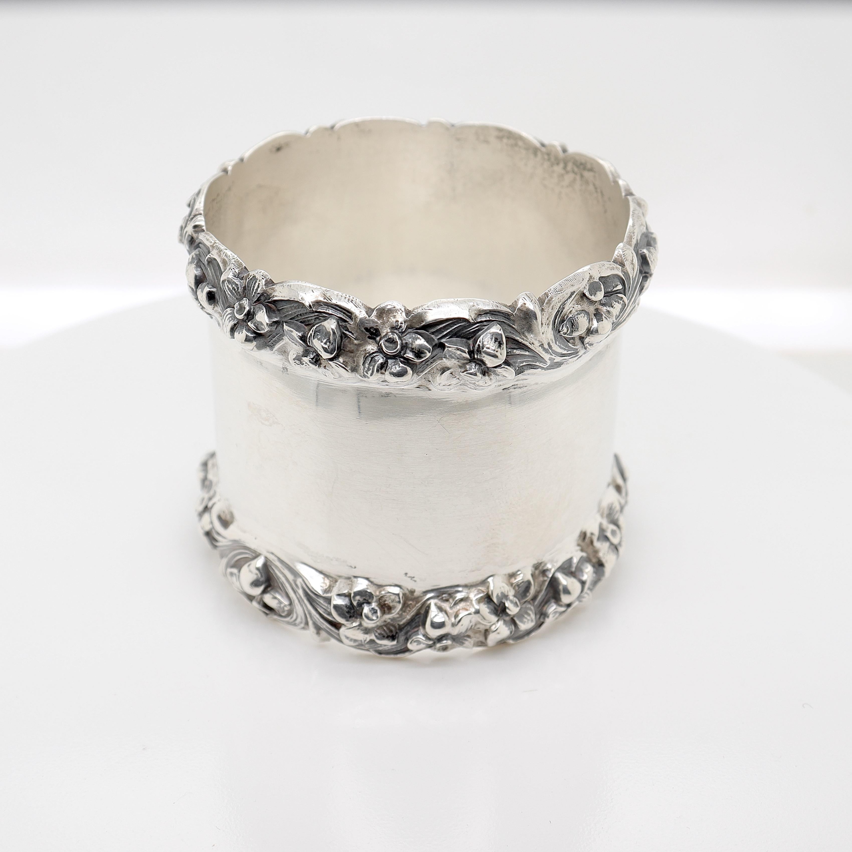 Antique Art Nouveau Sterling Silver Napkin Ring with Repousse Daffodil Flowers In Good Condition For Sale In Philadelphia, PA