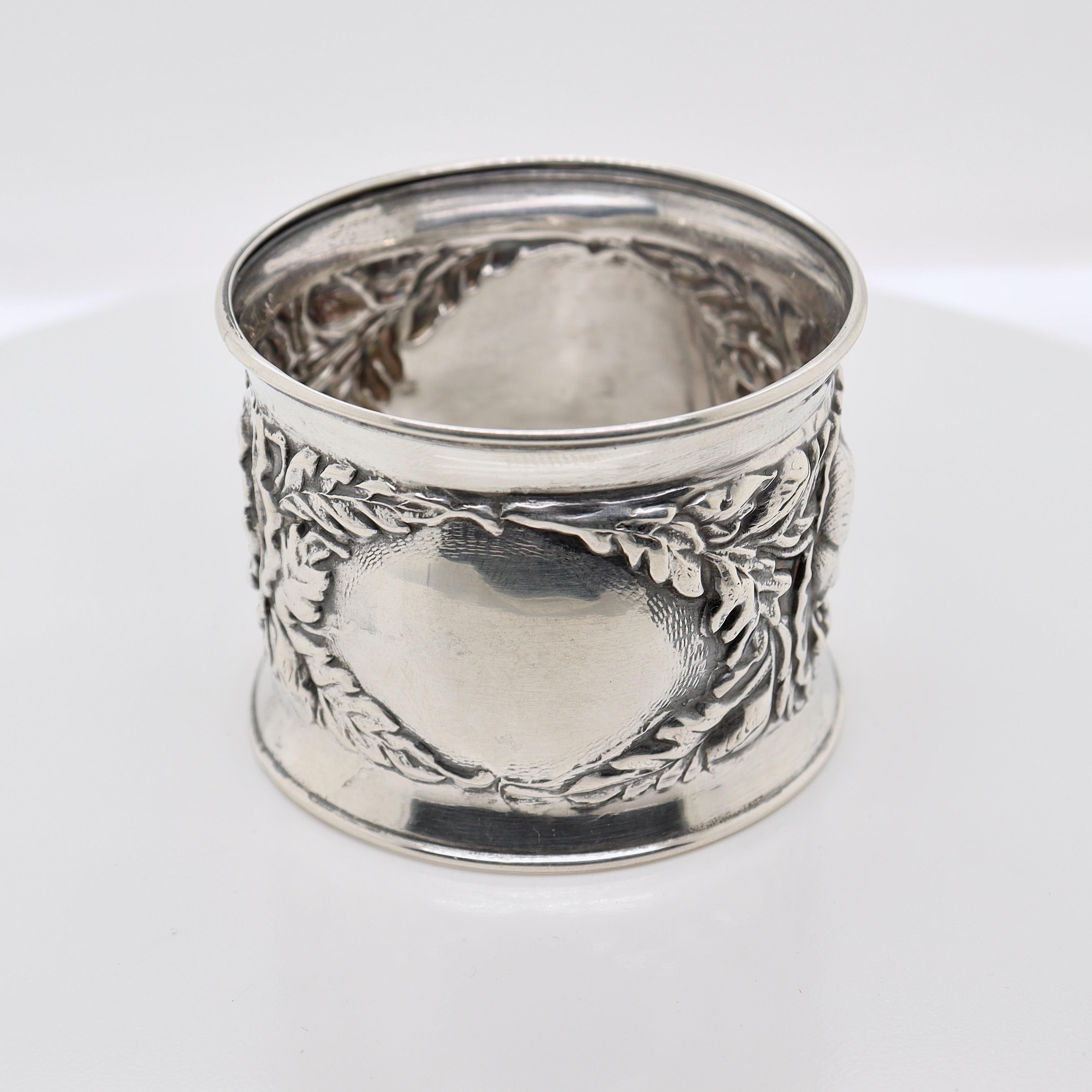 Antiker Jugendstil-Serviergeschirr-Ring aus Sterlingsilber mit Mohnblumen im Angebot 1