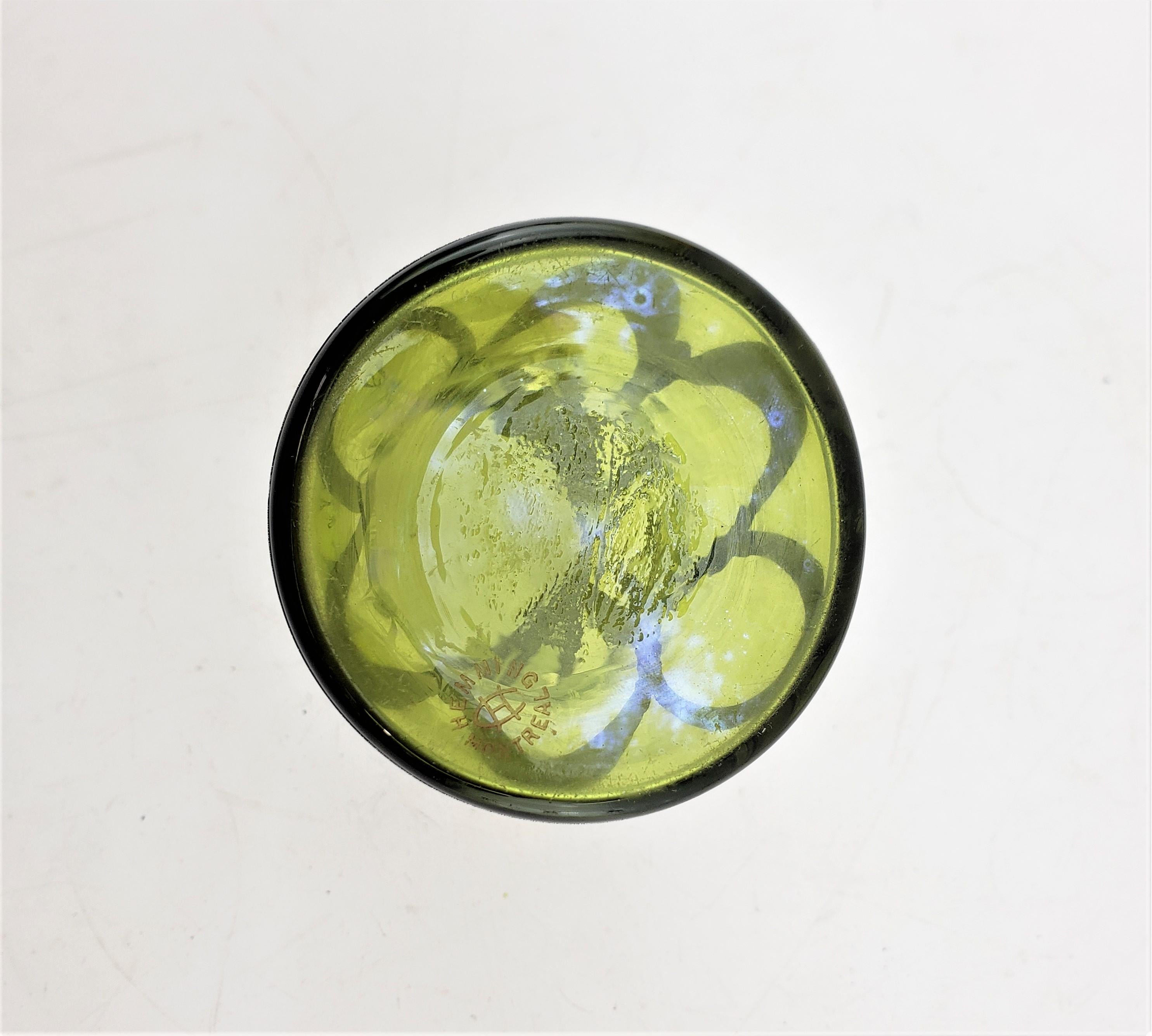 Vase Art Nouveau ancien en verre vert recouvert d'argent sterling avec motif floral en vente 4