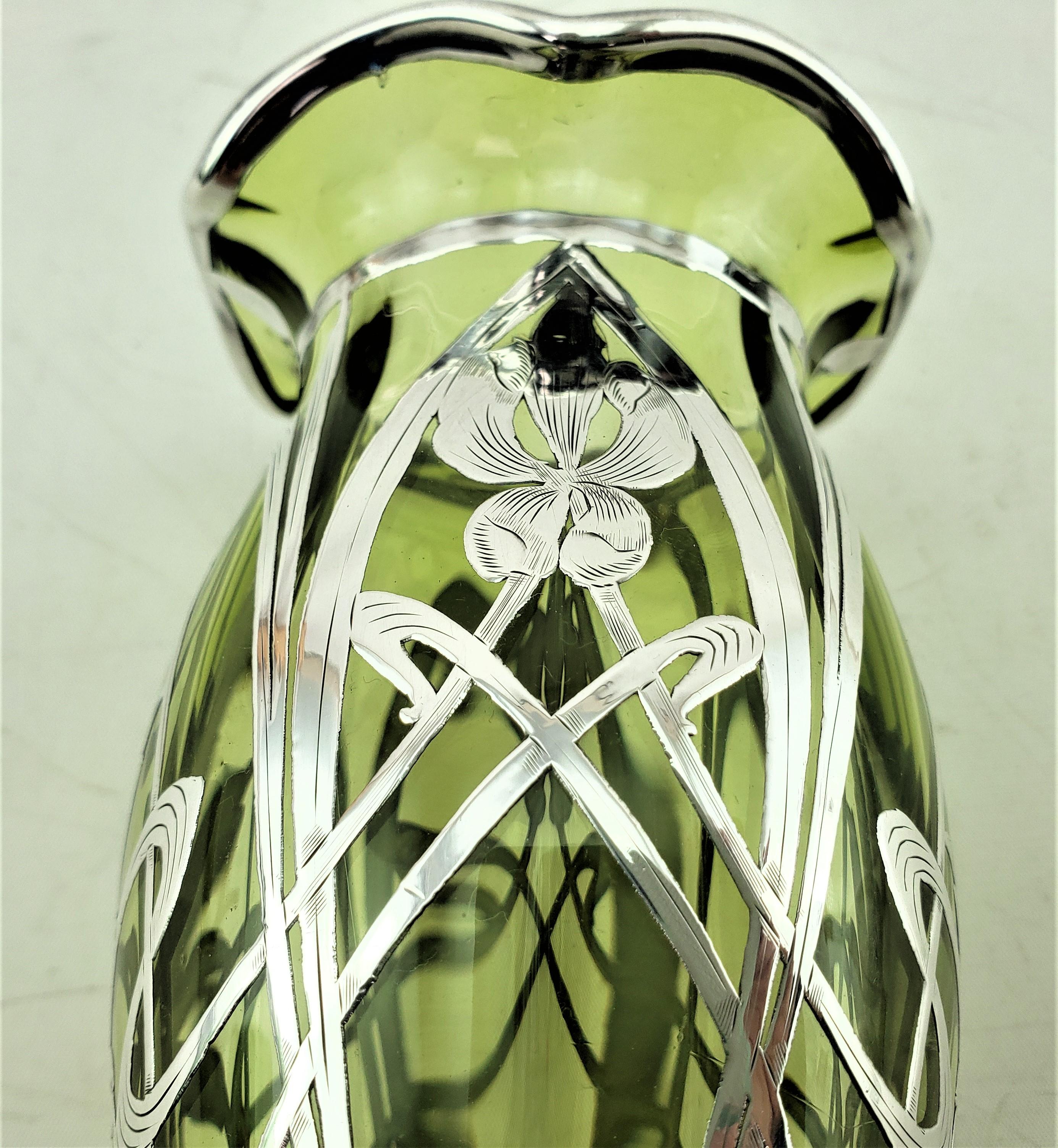 Vase Art Nouveau ancien en verre vert recouvert d'argent sterling avec motif floral en vente 6