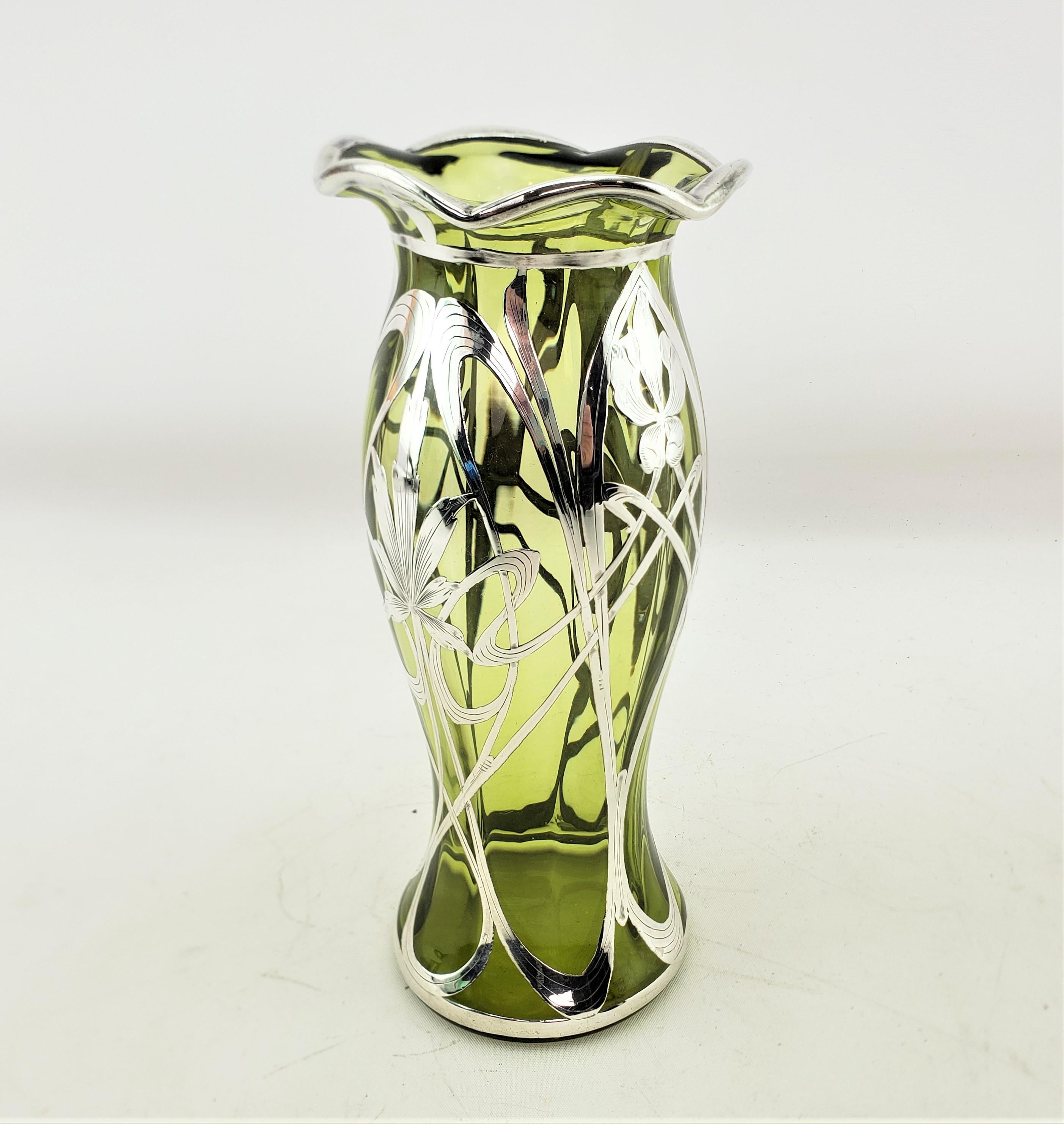 Art nouveau Vase Art Nouveau ancien en verre vert recouvert d'argent sterling avec motif floral en vente