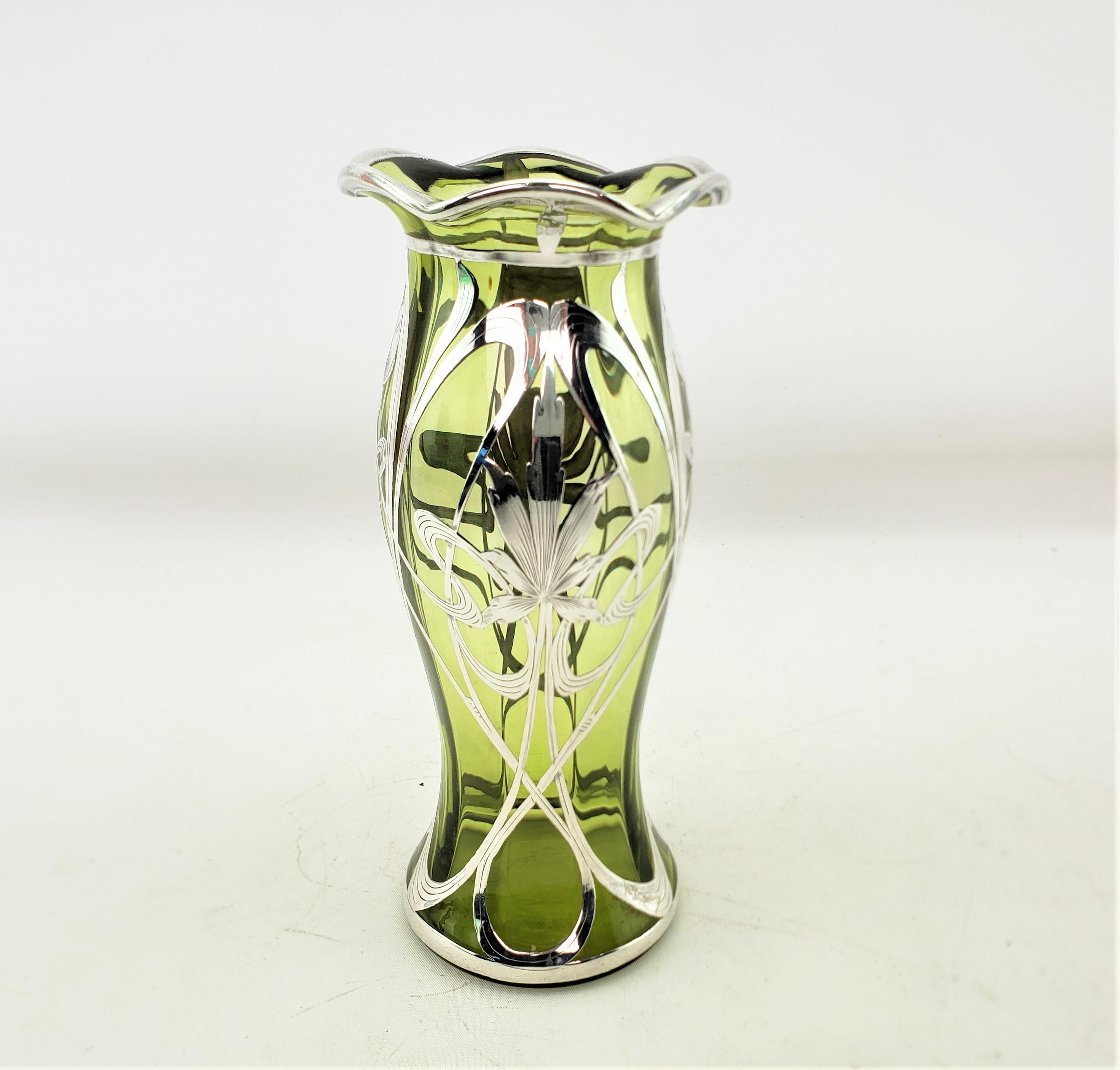 Fait main Vase Art Nouveau ancien en verre vert recouvert d'argent sterling avec motif floral en vente
