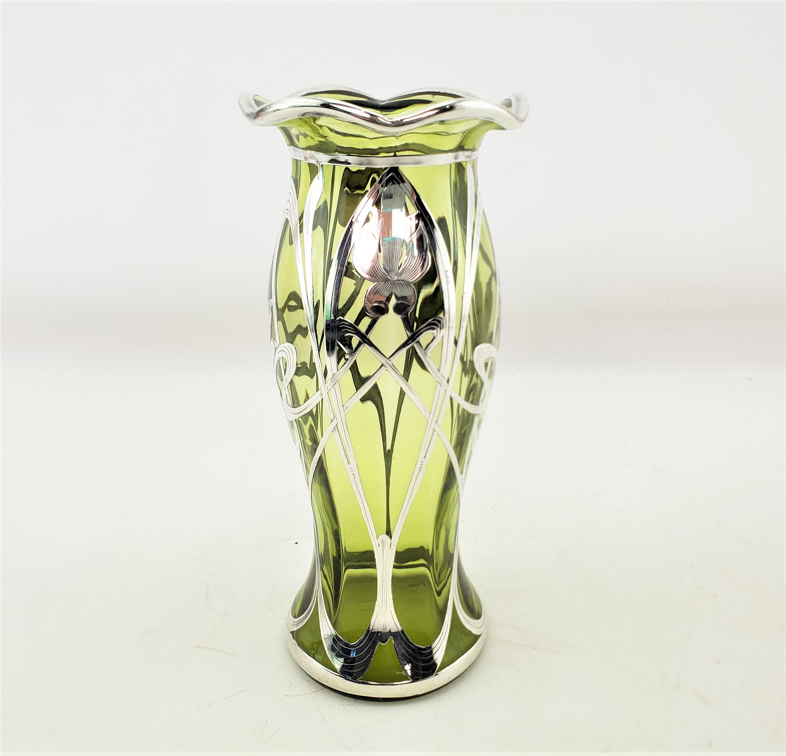 20ième siècle Vase Art Nouveau ancien en verre vert recouvert d'argent sterling avec motif floral en vente