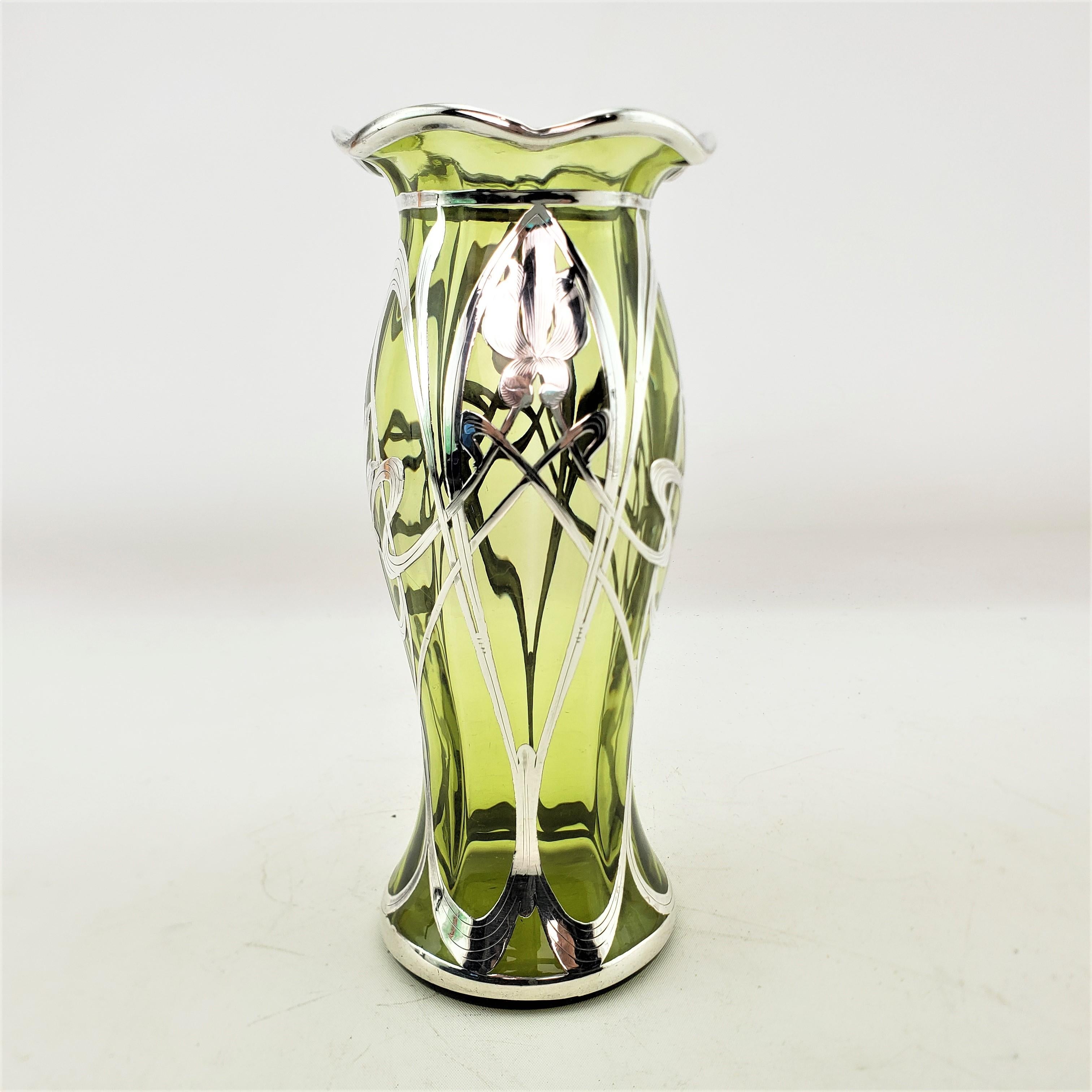 Argent sterling Vase Art Nouveau ancien en verre vert recouvert d'argent sterling avec motif floral en vente