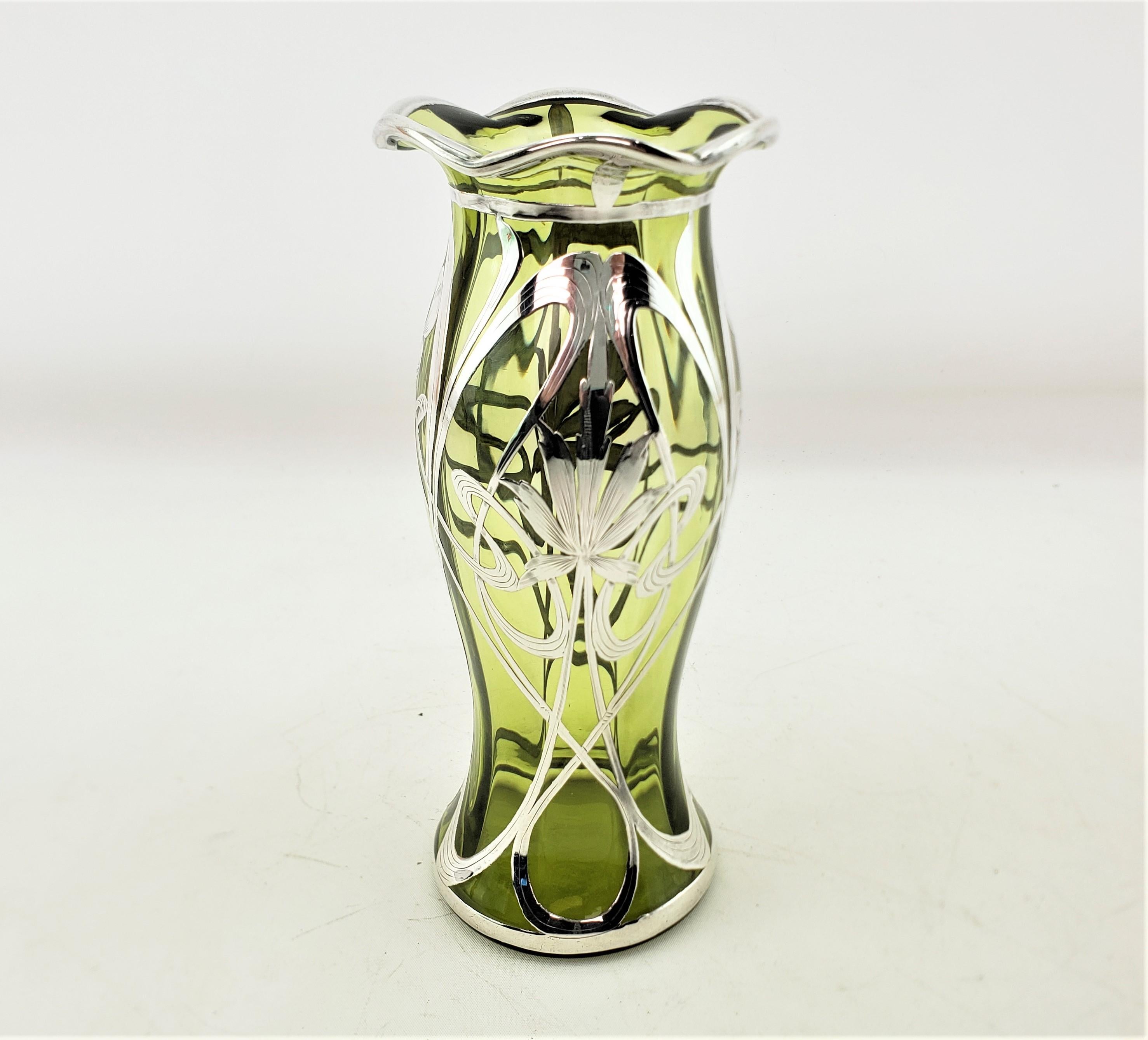 Vase Art Nouveau ancien en verre vert recouvert d'argent sterling avec motif floral en vente 1