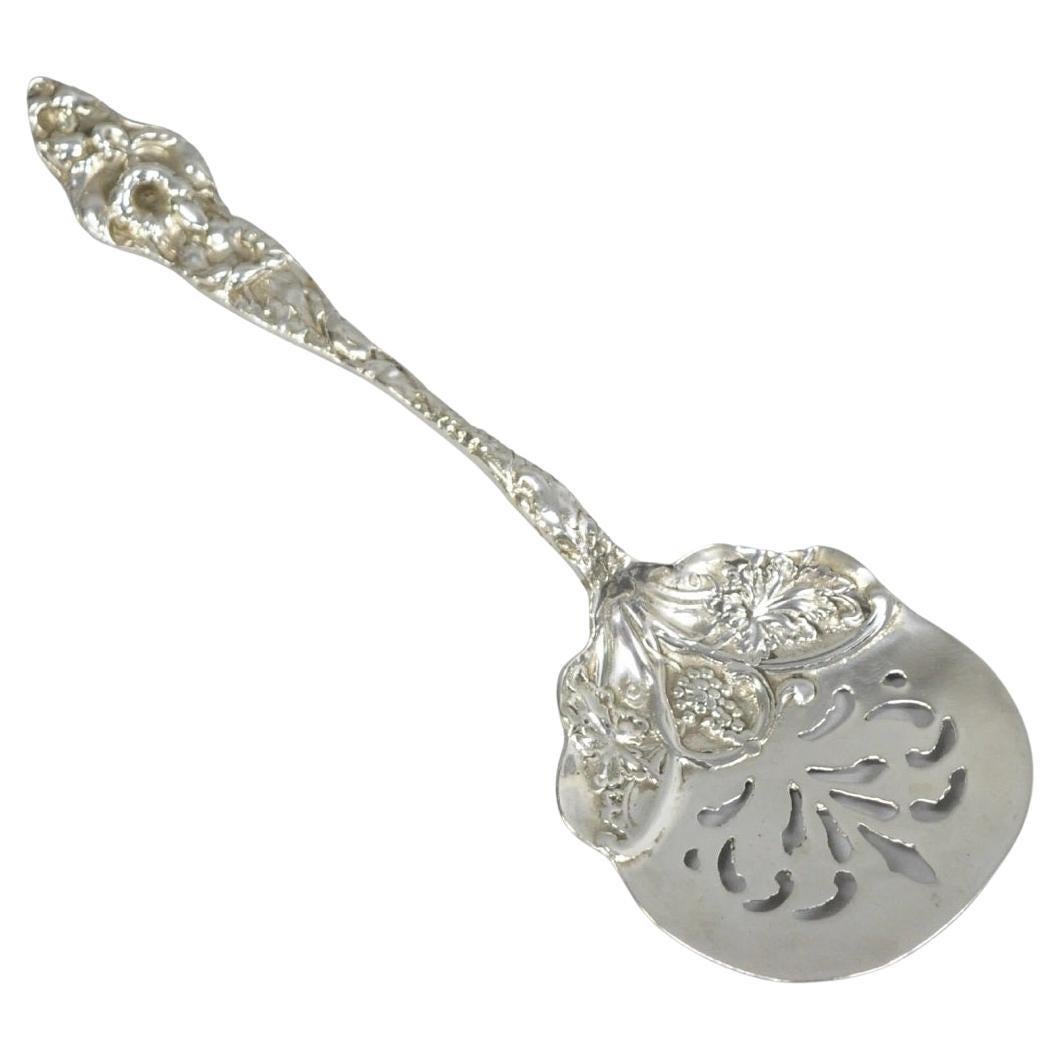 Servidor de tomates antiguo Art Nouveau de plata de ley con repujado floral