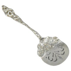 Servidor de tomates antiguo Art Nouveau de plata de ley con repujado floral