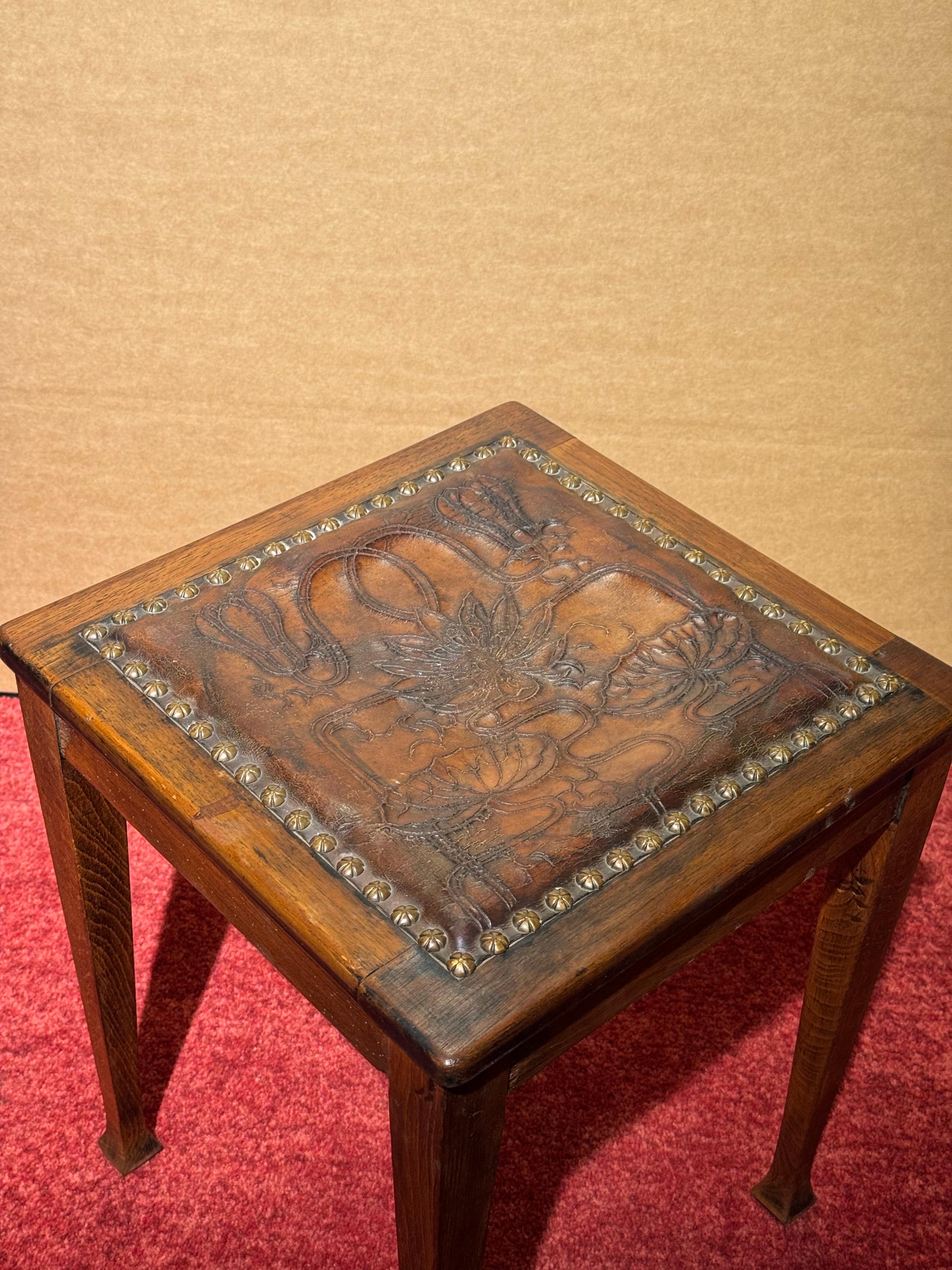 Fatto a mano Sgabello antico Art Nouveau con seduta in pelle in vendita