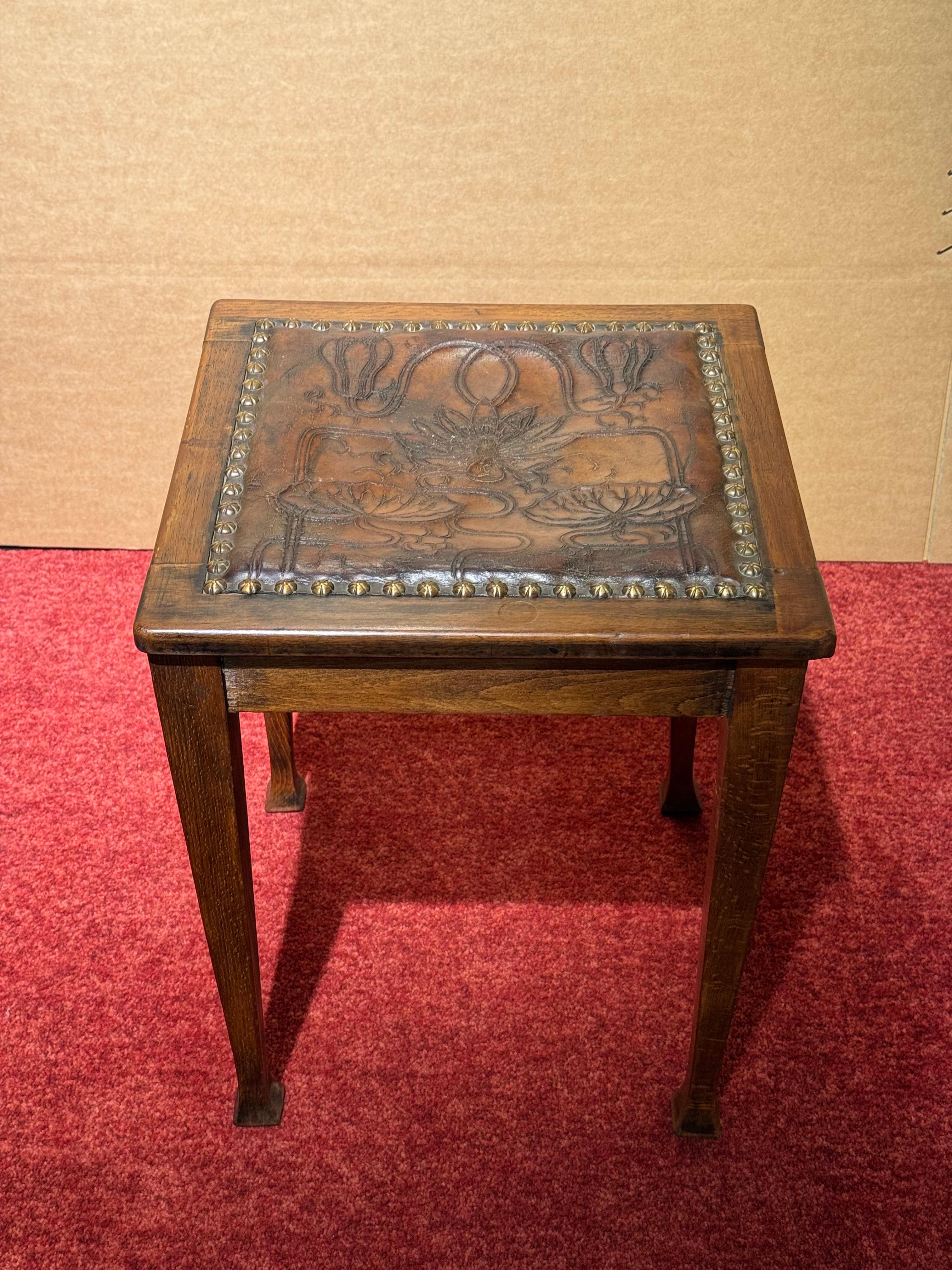 Sgabello antico Art Nouveau con seduta in pelle In condizioni buone in vendita a Berlin, DE
