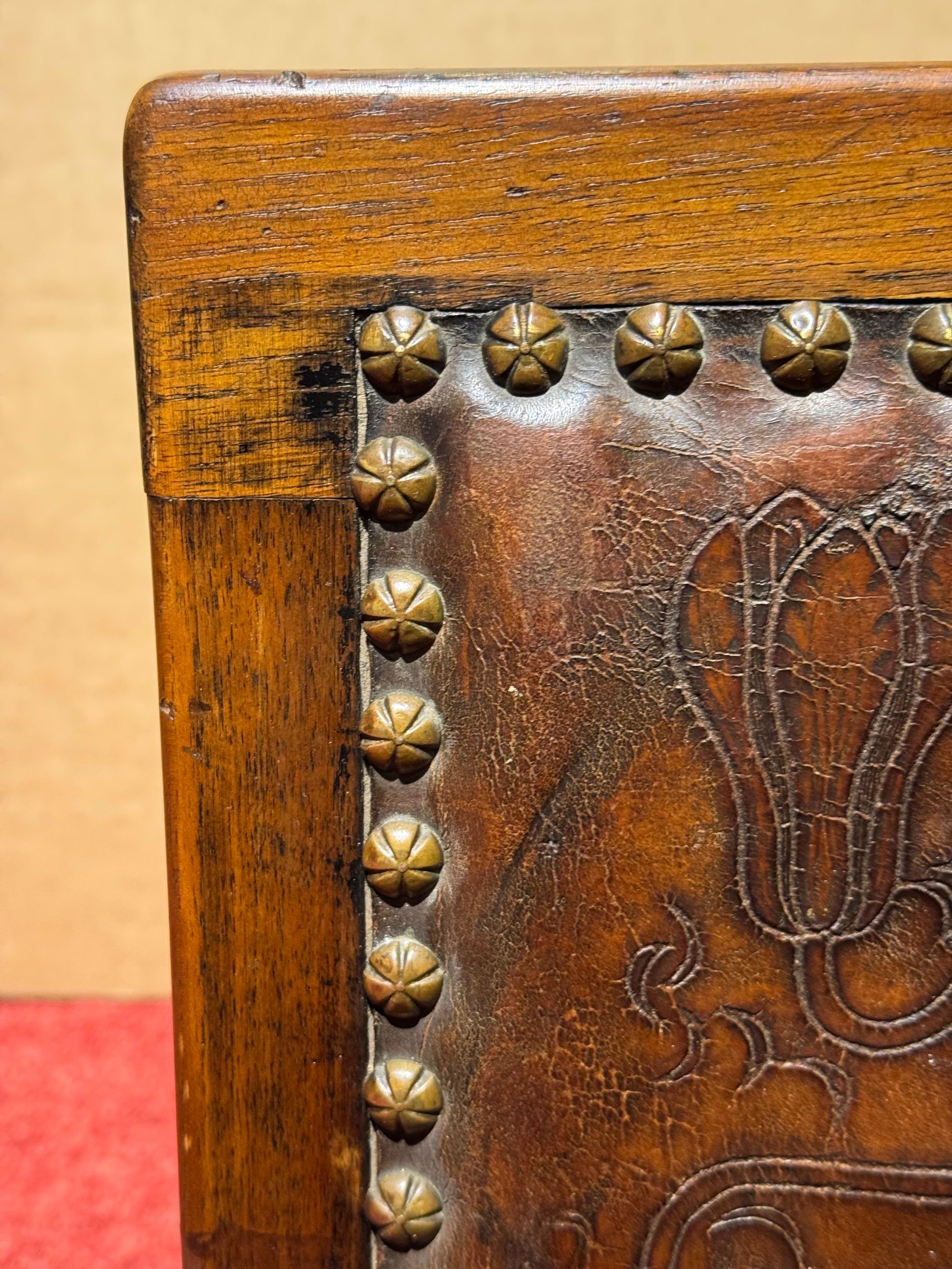 Pelle Sgabello antico Art Nouveau con seduta in pelle in vendita