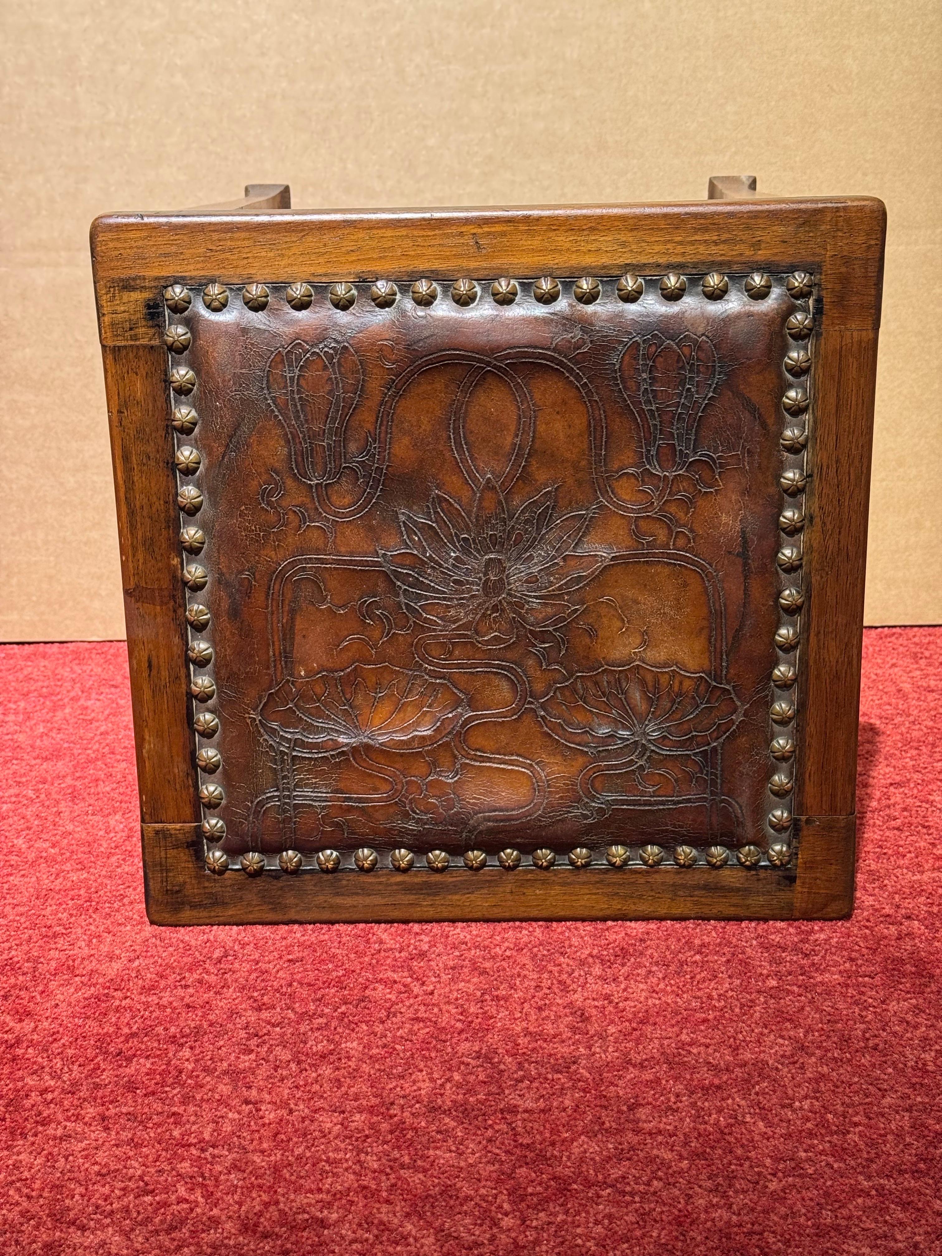 Sgabello antico Art Nouveau con seduta in pelle in vendita 1